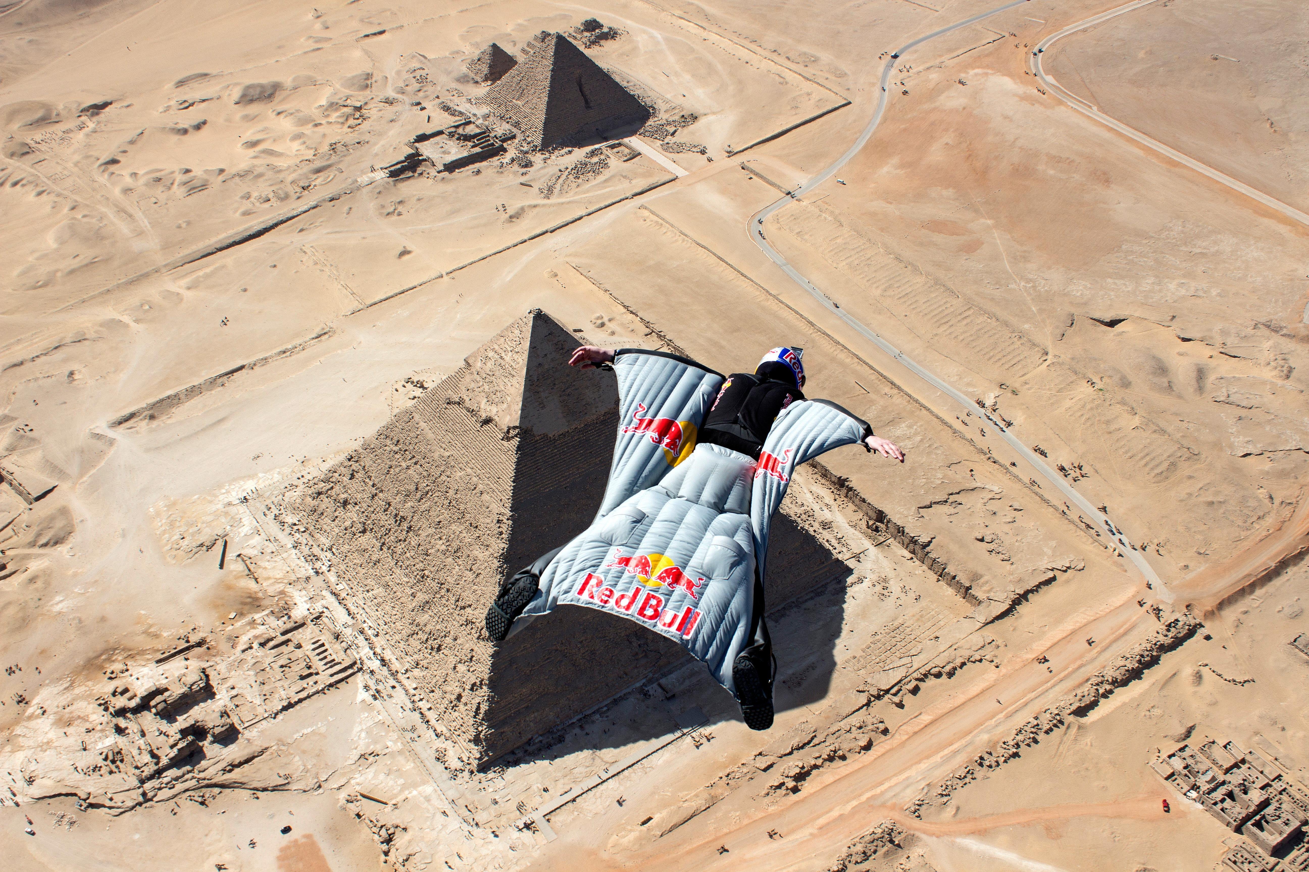 Полеты в египет последние новости. Пирамиды Гизы в Египте. Египет прыжок с парашютом над пирамидами. Пирамиды в Египте с высоты птичьего полета. Летательный костюм.
