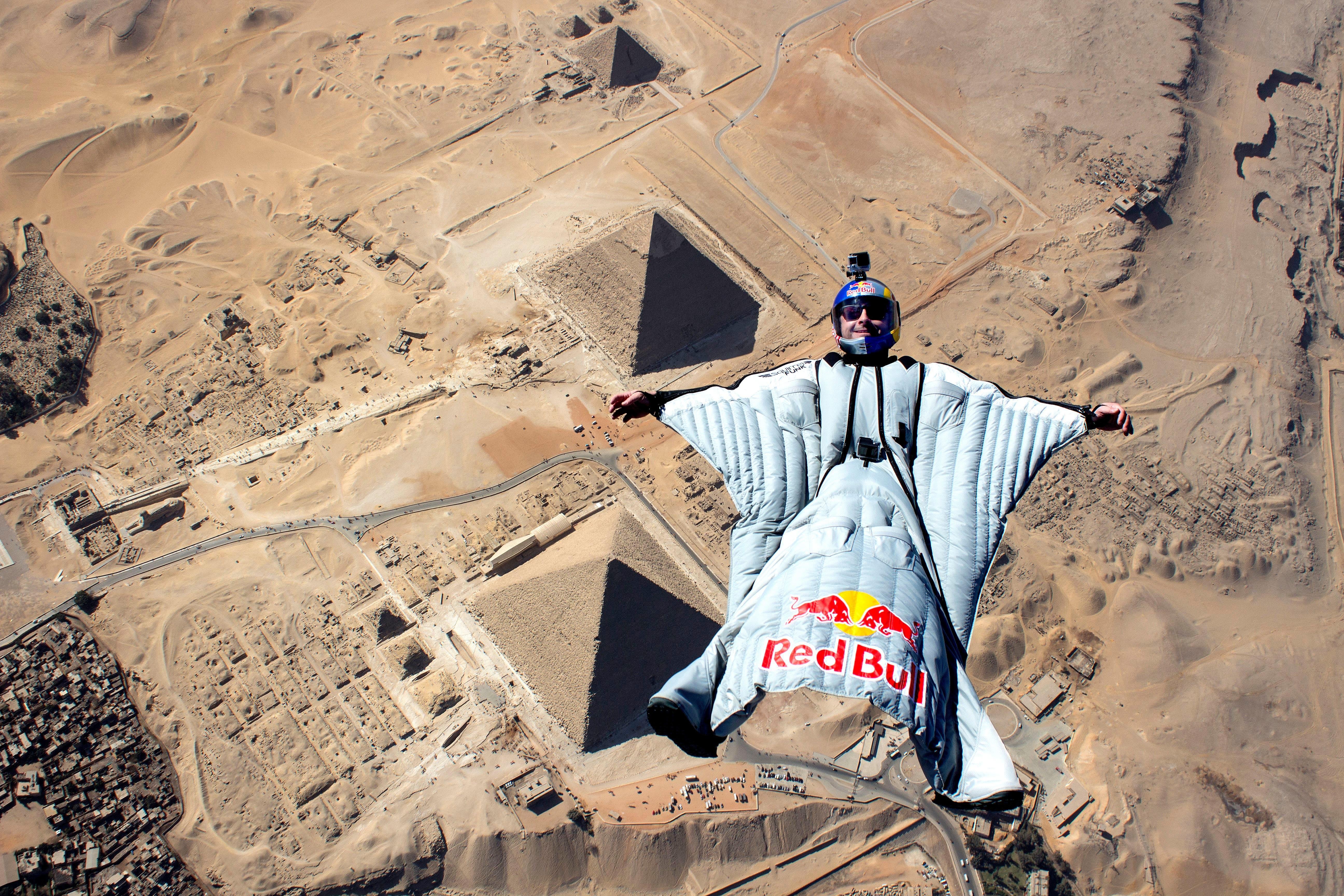 Самолёт над египетскими пирамидами