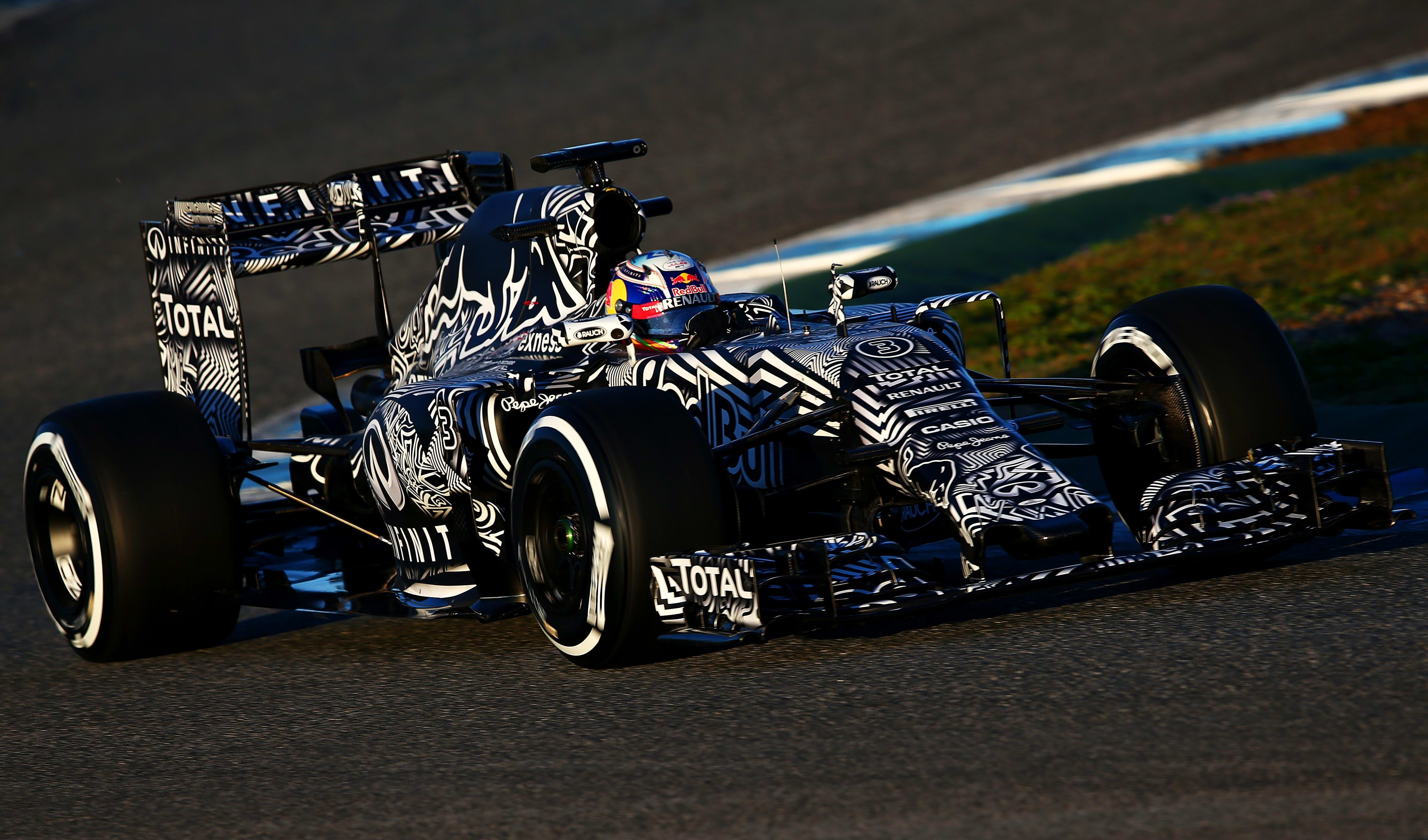 ジ*ン様 Spark Infiniti Red Bull Racing R810 Новий потужний дивовижний RB11 (видео)
