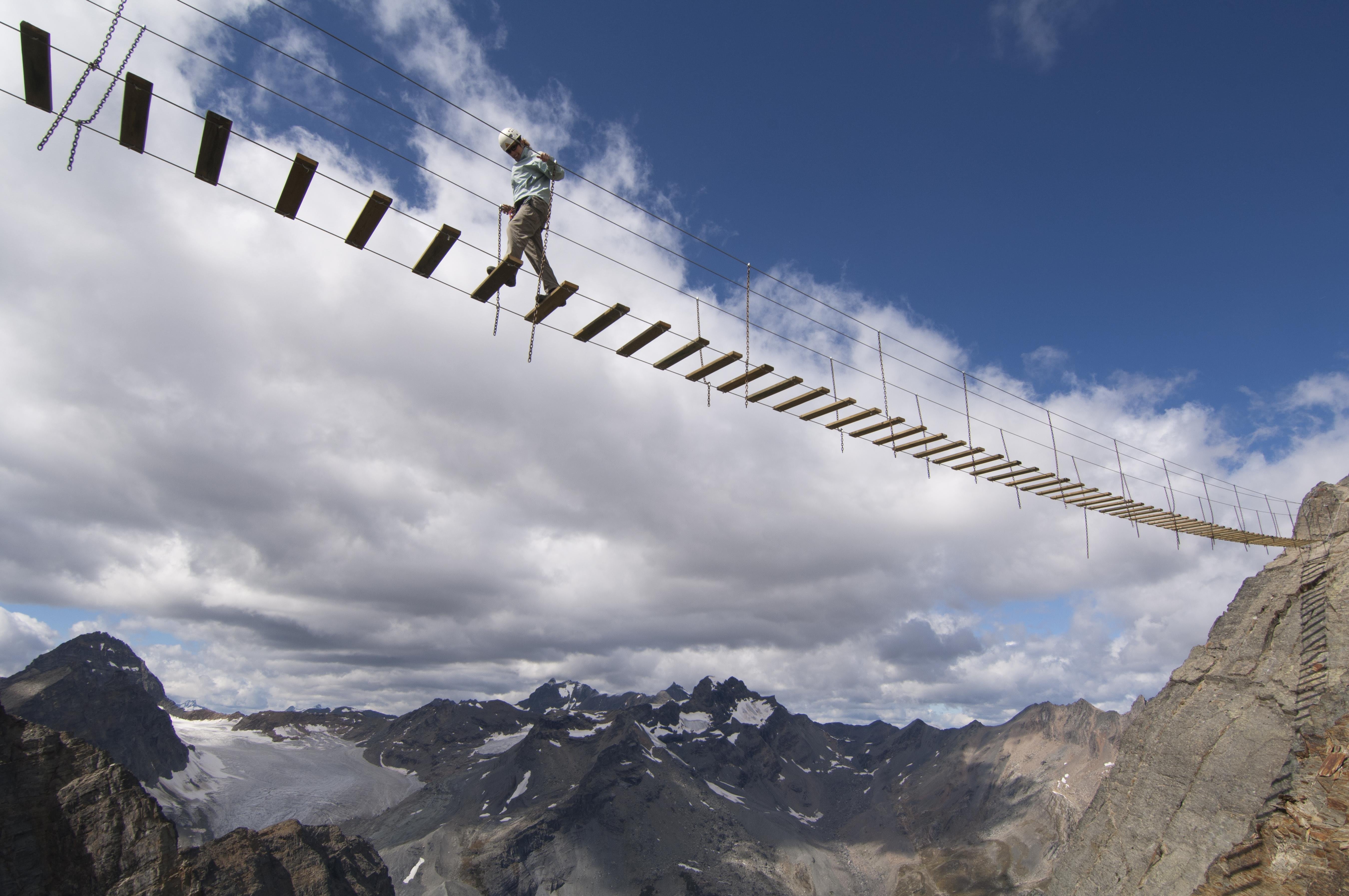 Пропасть со связи. Висячий мост, гора Нимбус, Канада. Подвесной мост. Веревочный мост. Веревочные мосты в горах.