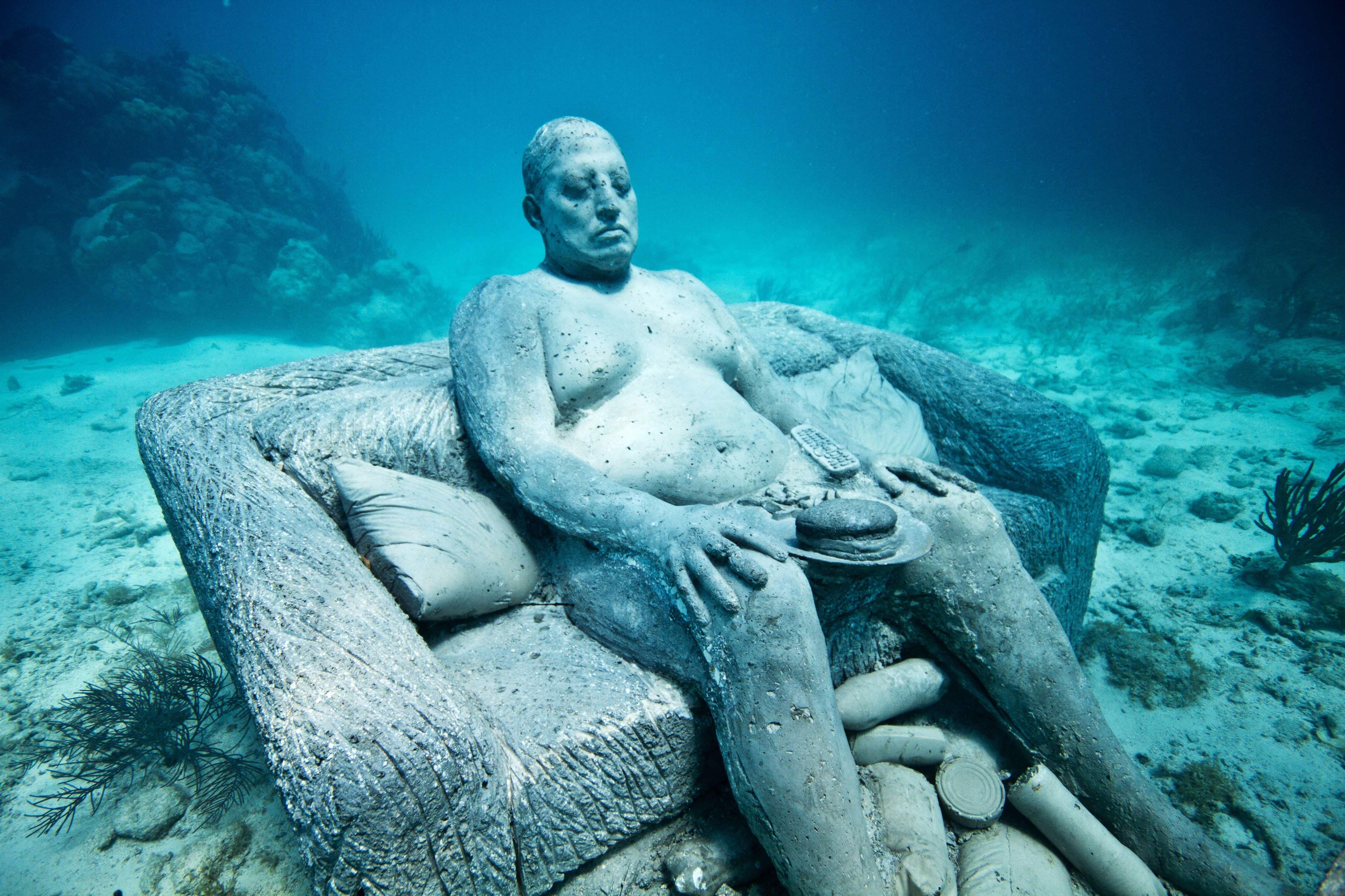 estatua de jesus bajo el agua