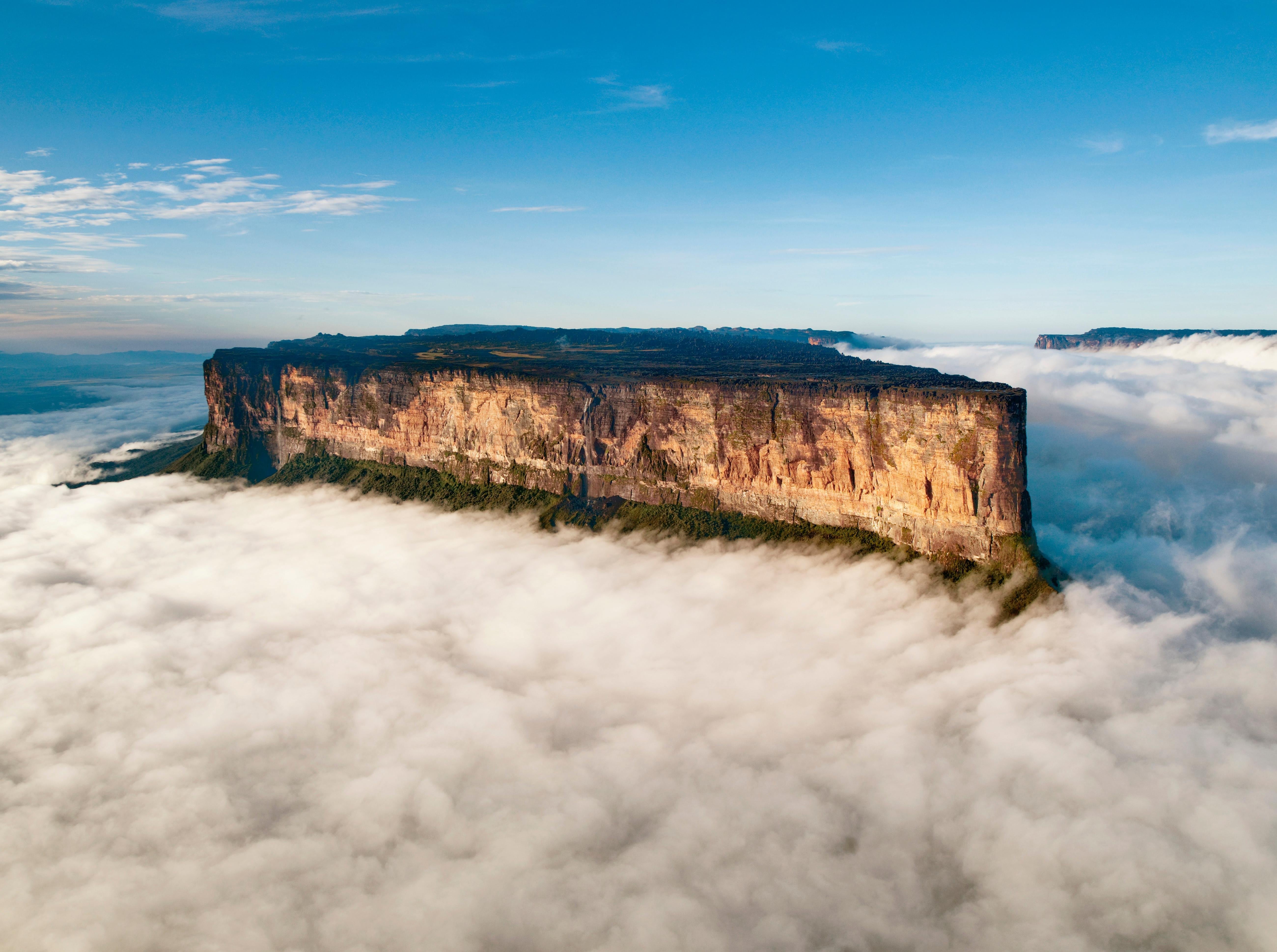 Самый высокий водопад гвианском плоскогорье. Город Рорайма Венесуэла. Столовая гора Рорайма. Гора Рорайма, Южная Америка. Столовые горы Рорайма Венесуэлы.