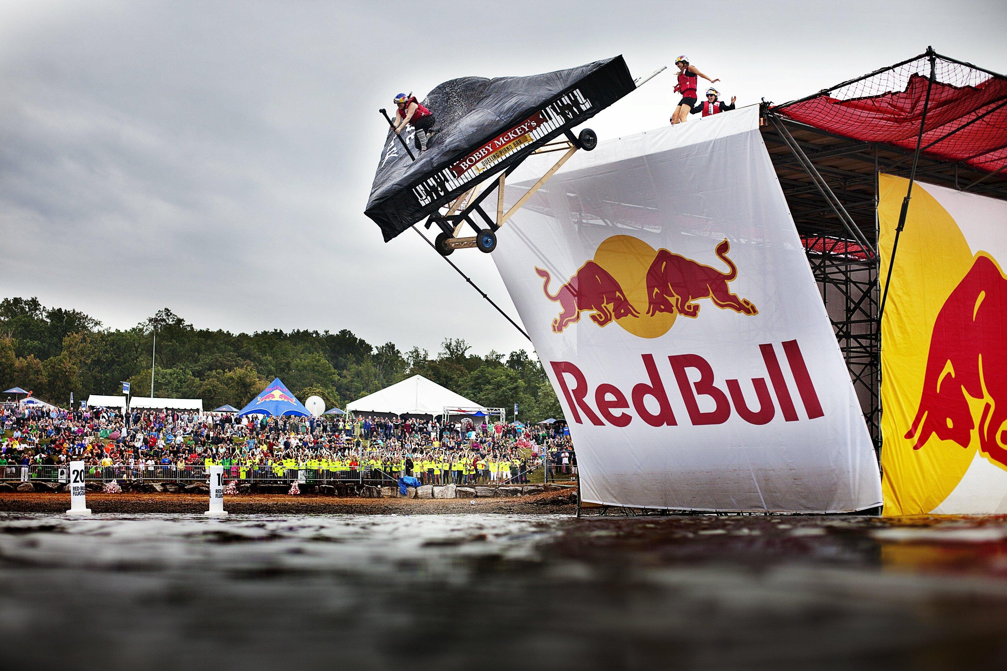 Ред булл это. Red bull 1984. Red bull Flugtag. Red bull флюгтаг. Шатер ред Булл.