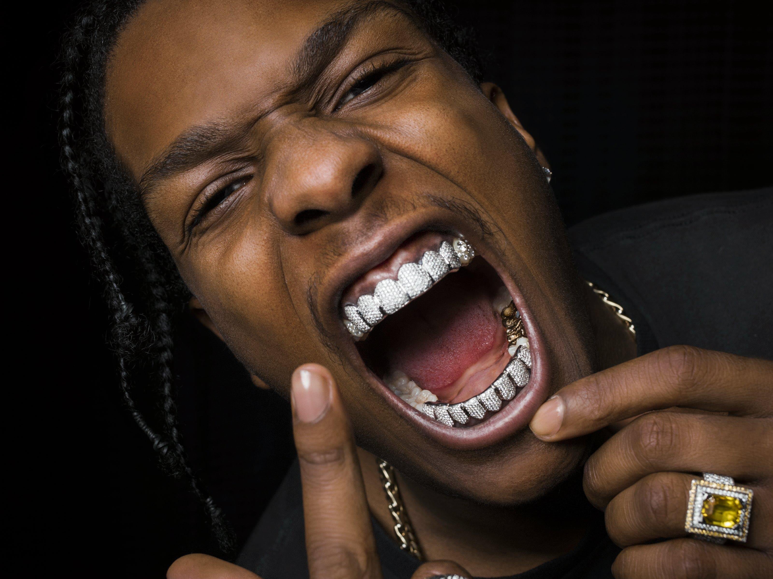 Улыбка оскал песня. ASAP Rocky ASAP грилзы. ASAP Rocky Grillz. Асап Рокки зубы. Travis Scott гриллзы.