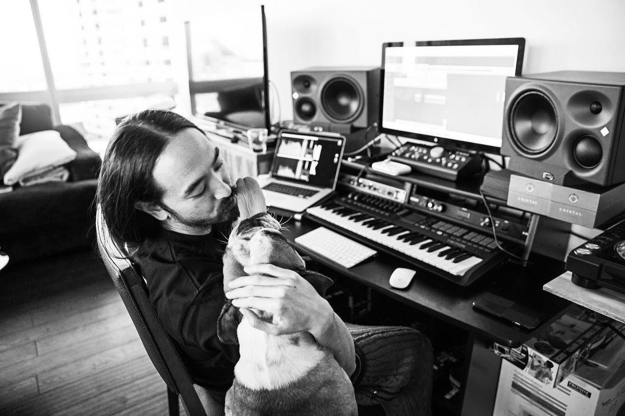 Студия Стив Аоки. Студия звукозаписи Стив Аоки. Steve Aoki in the Studio. Звукозапись люди.