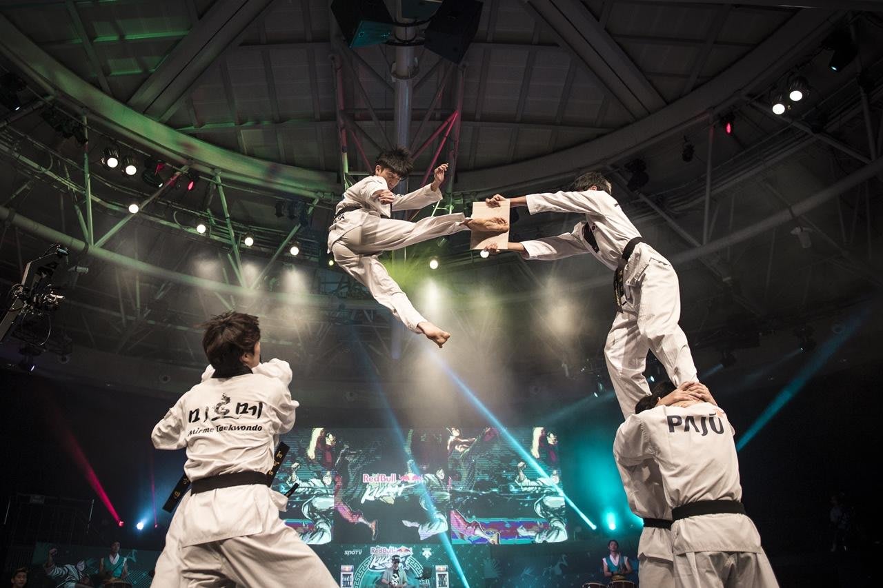 Roundhouse games. Раундхаус КИК. Трикинг. Red bull Kick it 2014. Корейская команда тхэквондо Red bull.