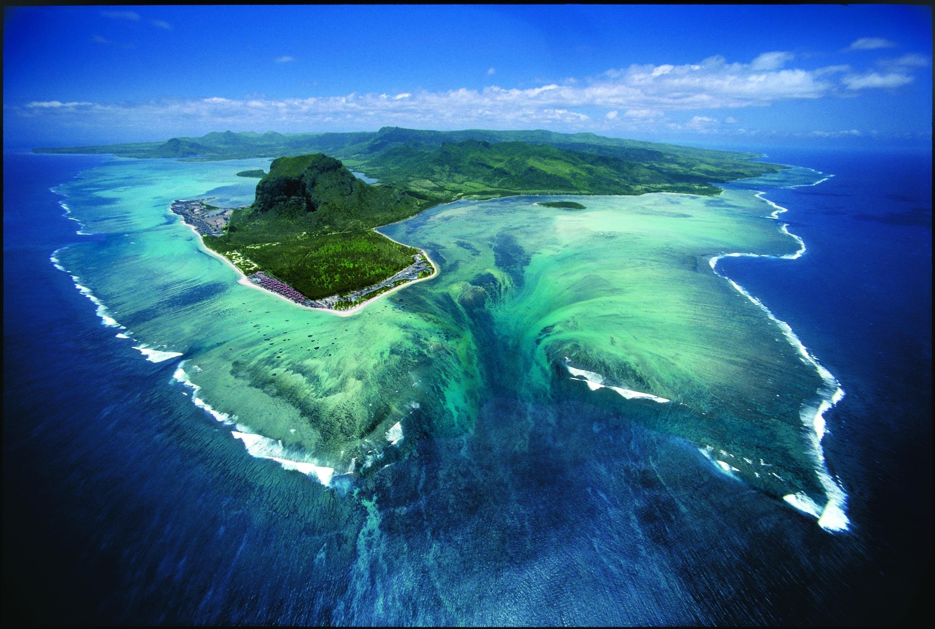 Strange islands. Ле Морн Маврикий. Подводный водопад Ле Морн Брабан. Леморн Брабант Маврикий. Подводный водопад острова Маврикий.