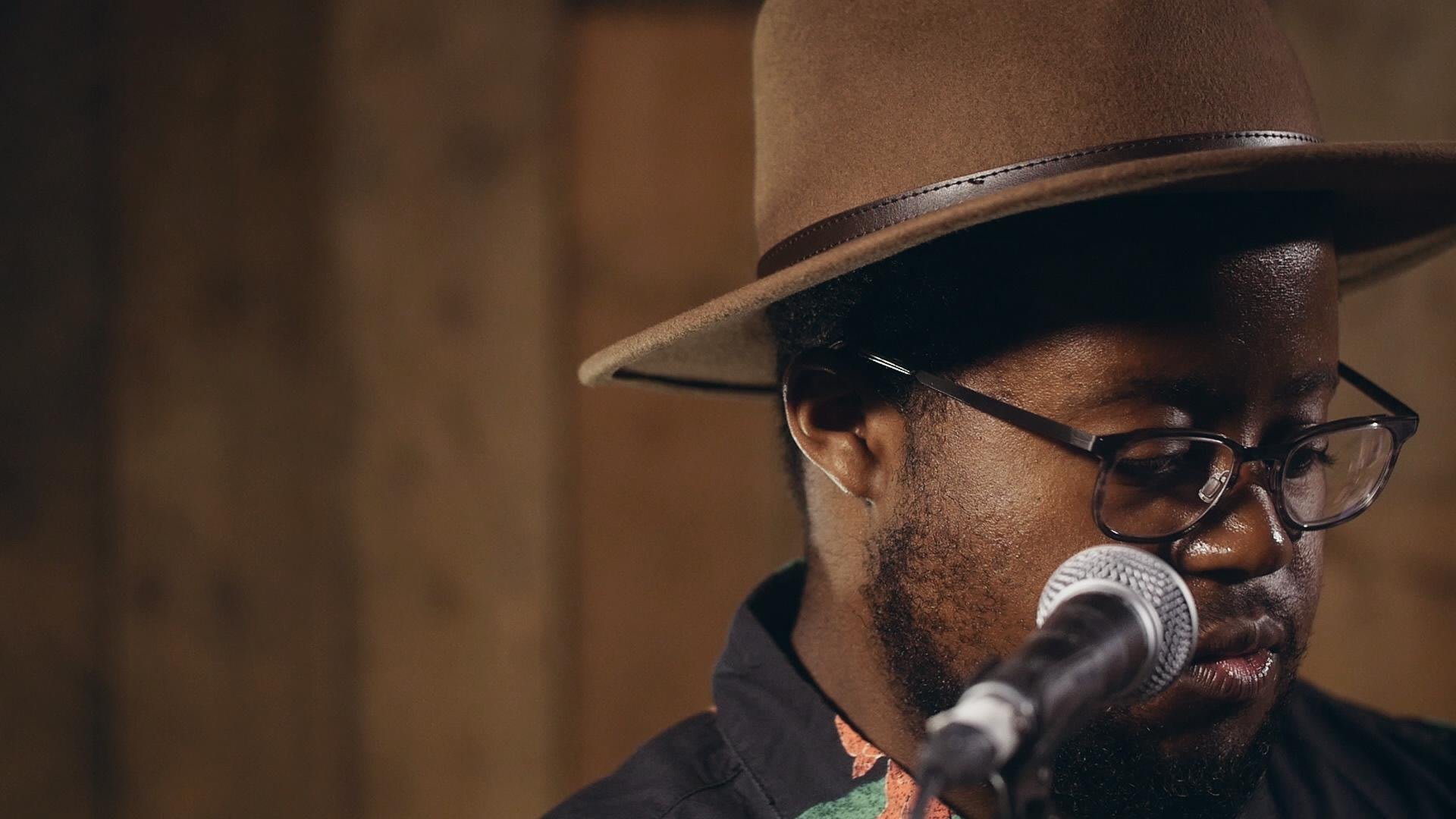 Soulsänger Daniel Wilson performt eine Live Session