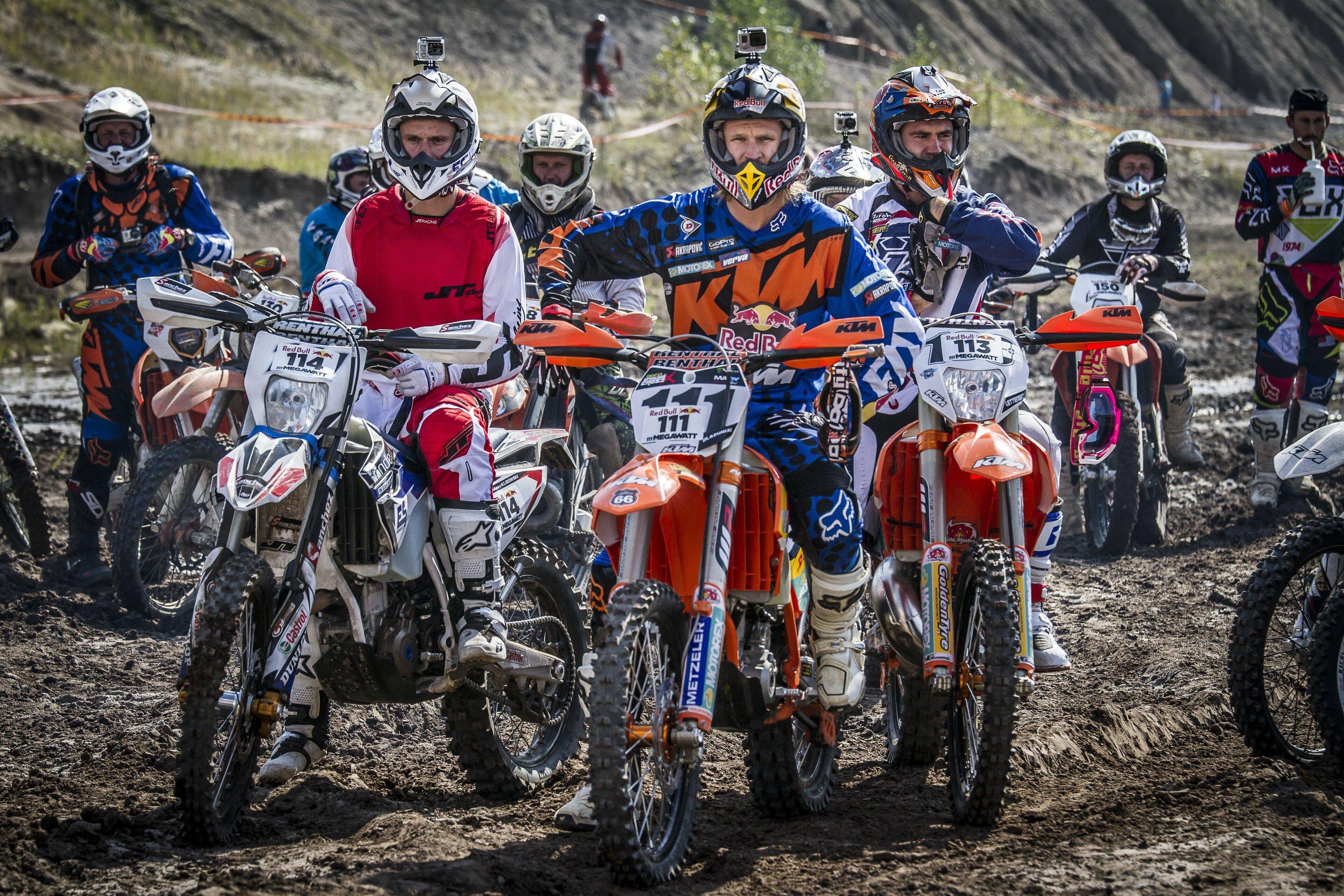 Enduro race. Рейсер эндуро ред Булл. Эндуро гонщик. Эндуро команда. Эндуро заезд.