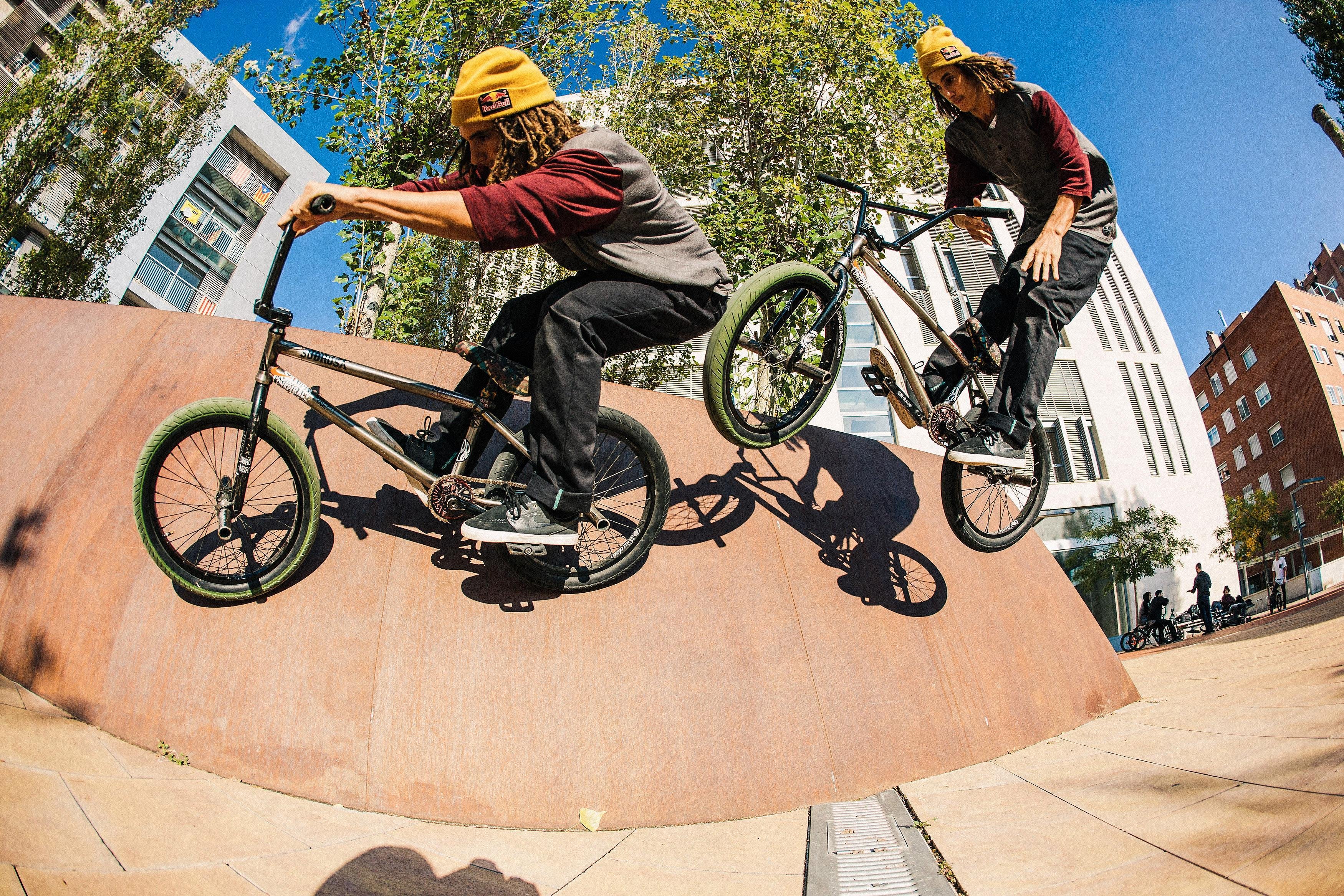 Bmx трюки. Симоне Баррако. Барспин на BMX. Simone Barraco рост. BMX Street barspin ава.