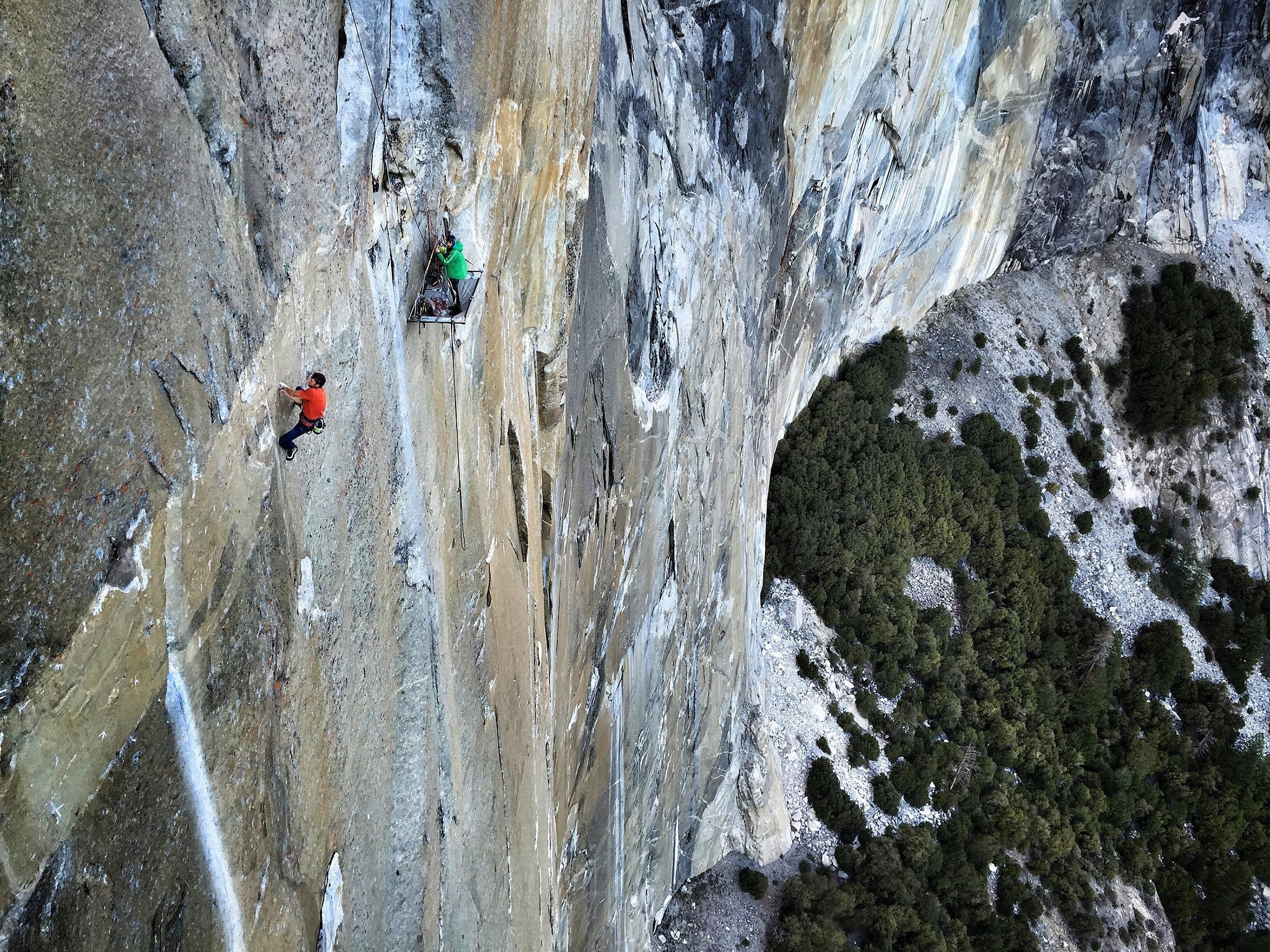 Альпинисты преодолевали. Эль Капитан Dawn Wall. Эль Капитан гора восхождение. Скала Эль Капитан маршрут Dawn Wall. El Capitan скалолазы.