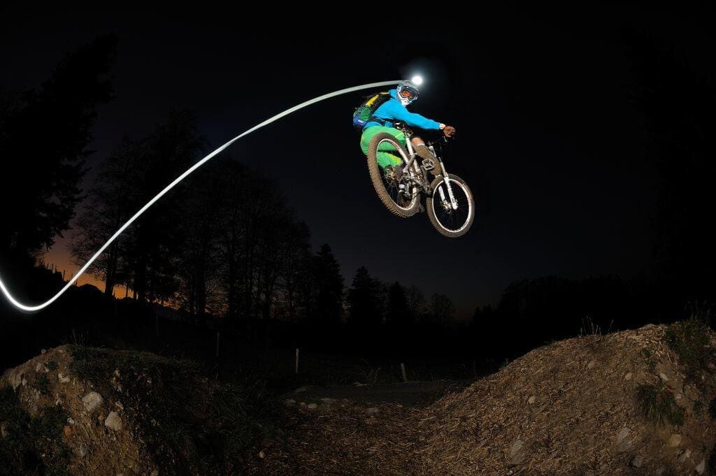 Езда на велосипеде ночью | фонарик для байка