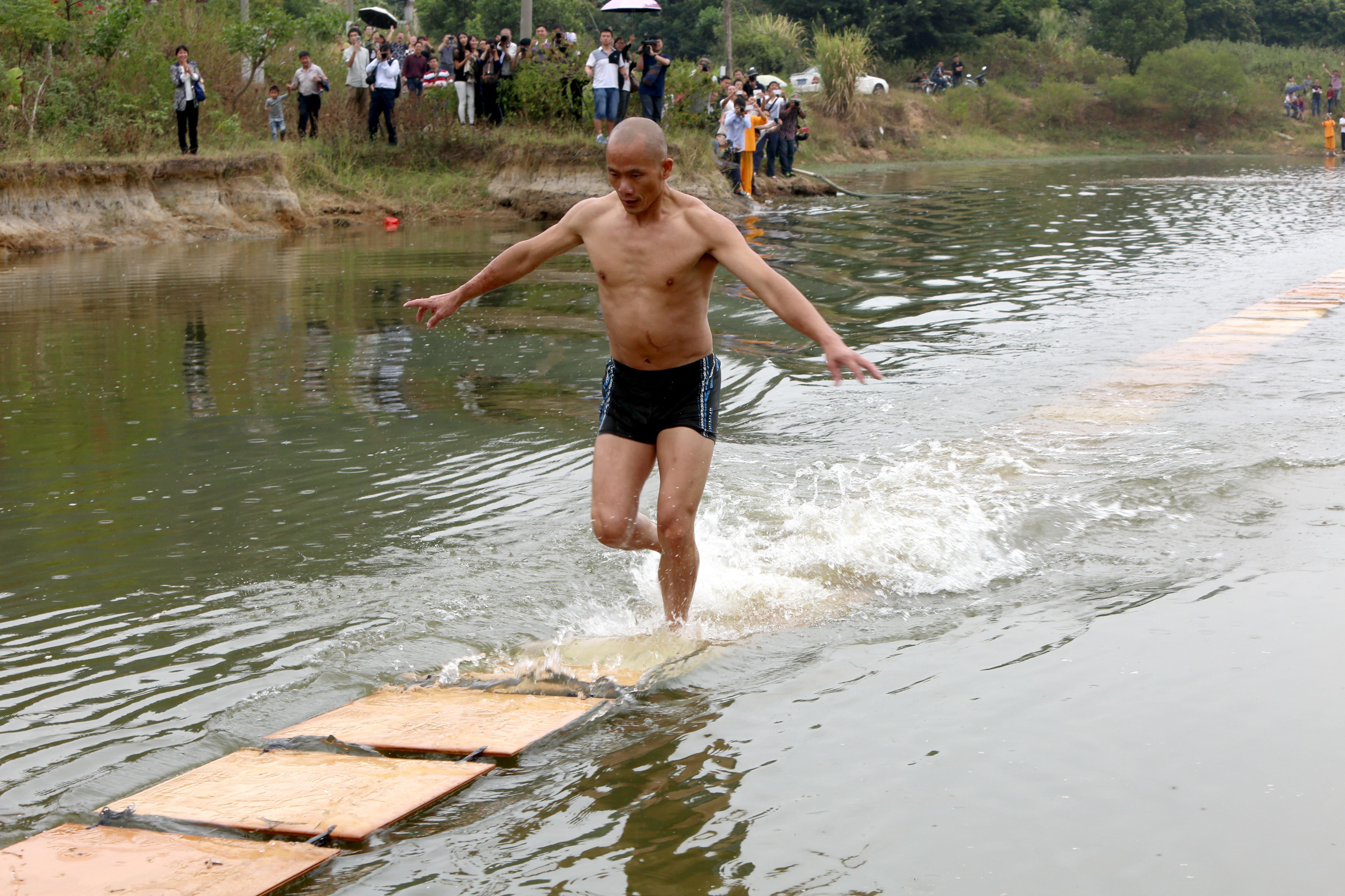 水上を歩く驚異の修行僧