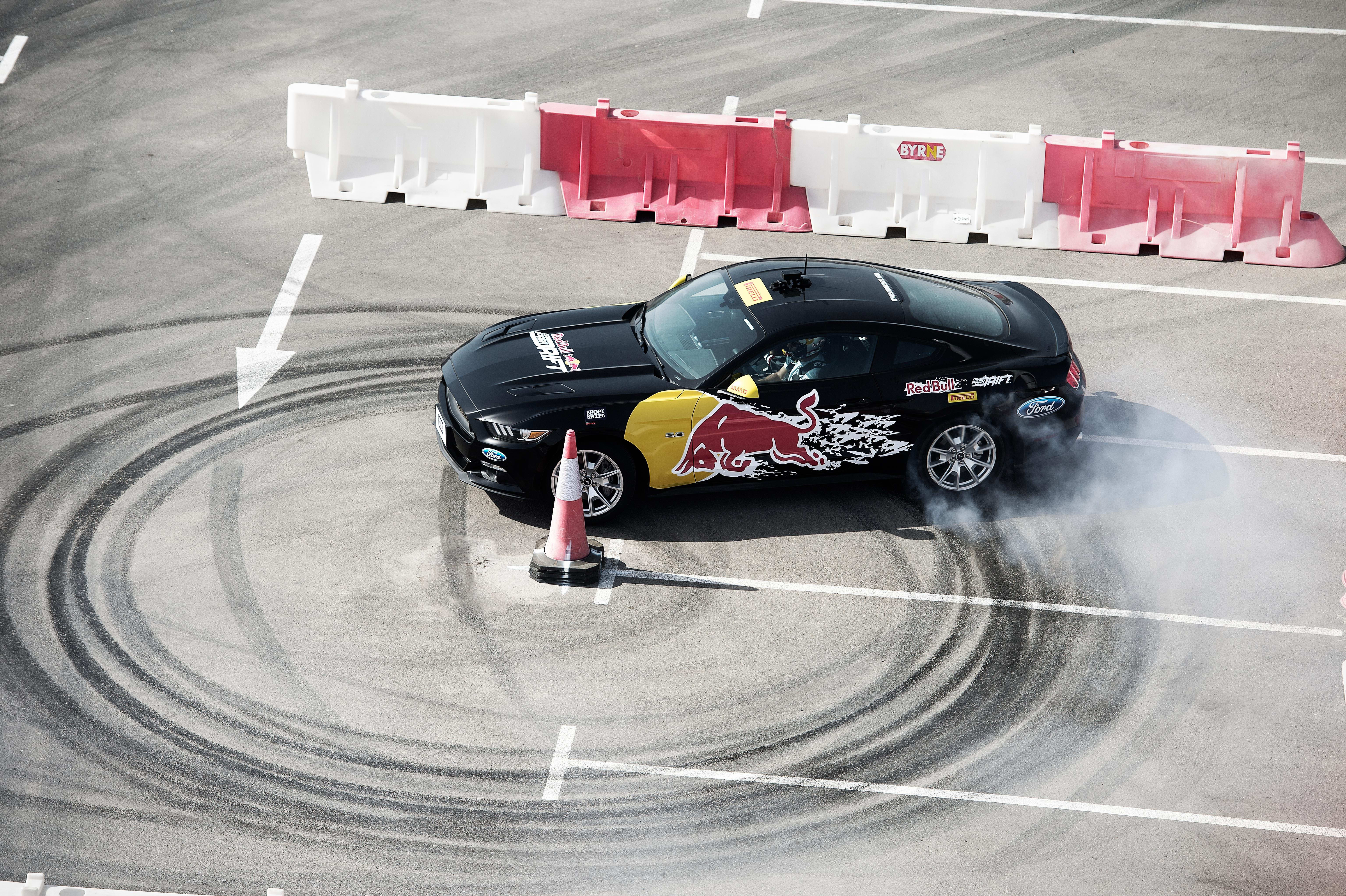 Как сделать дрифт. Red bull дрифт. Red bull Drift s15. Дрифт по кругу. Дрифт парк.