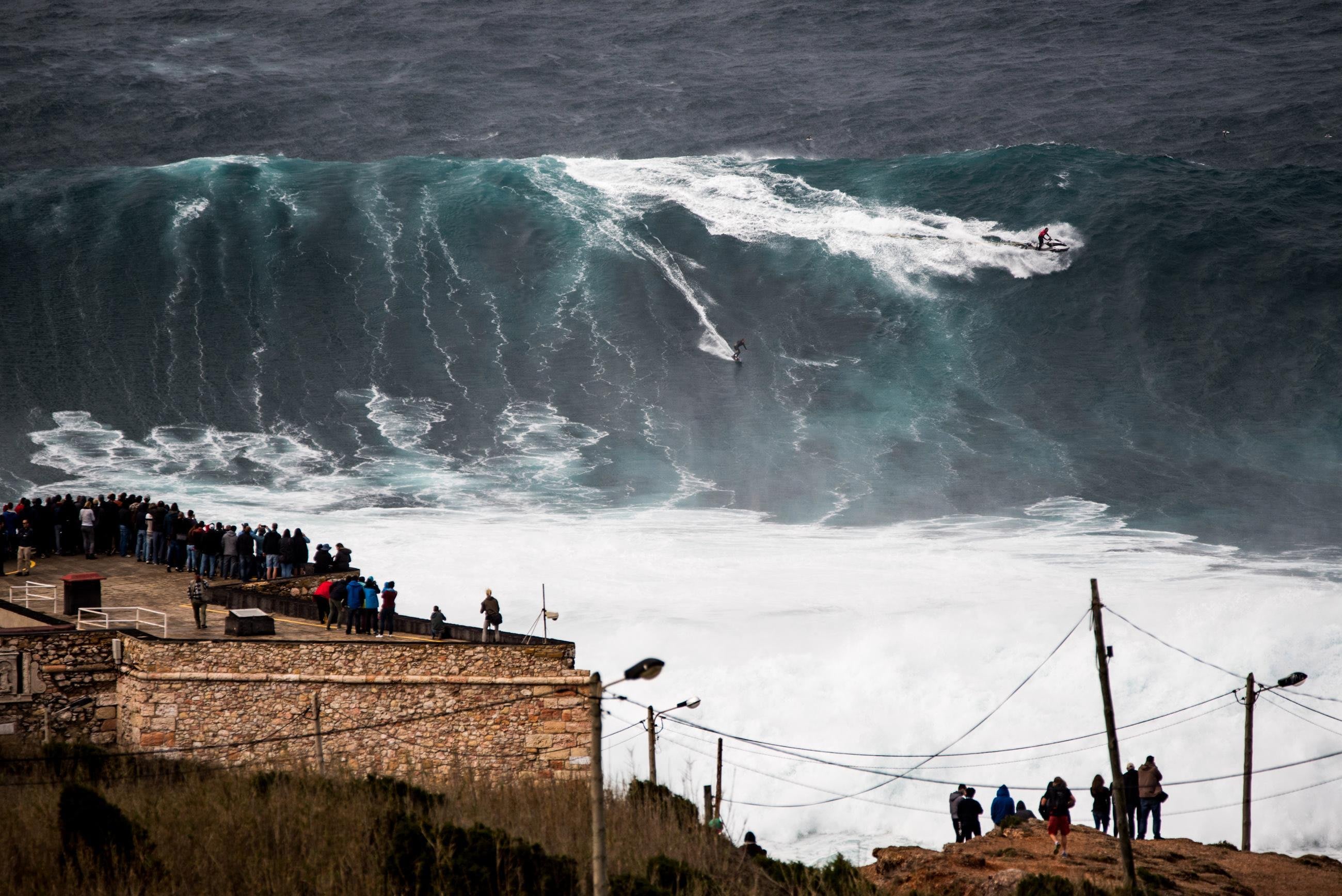 Поднимется волна огромная волна. Португалия серфинг Nazare. Маяк Назаре Португалия. Португалия океан Назаре. Каньон Назаре Португалия.