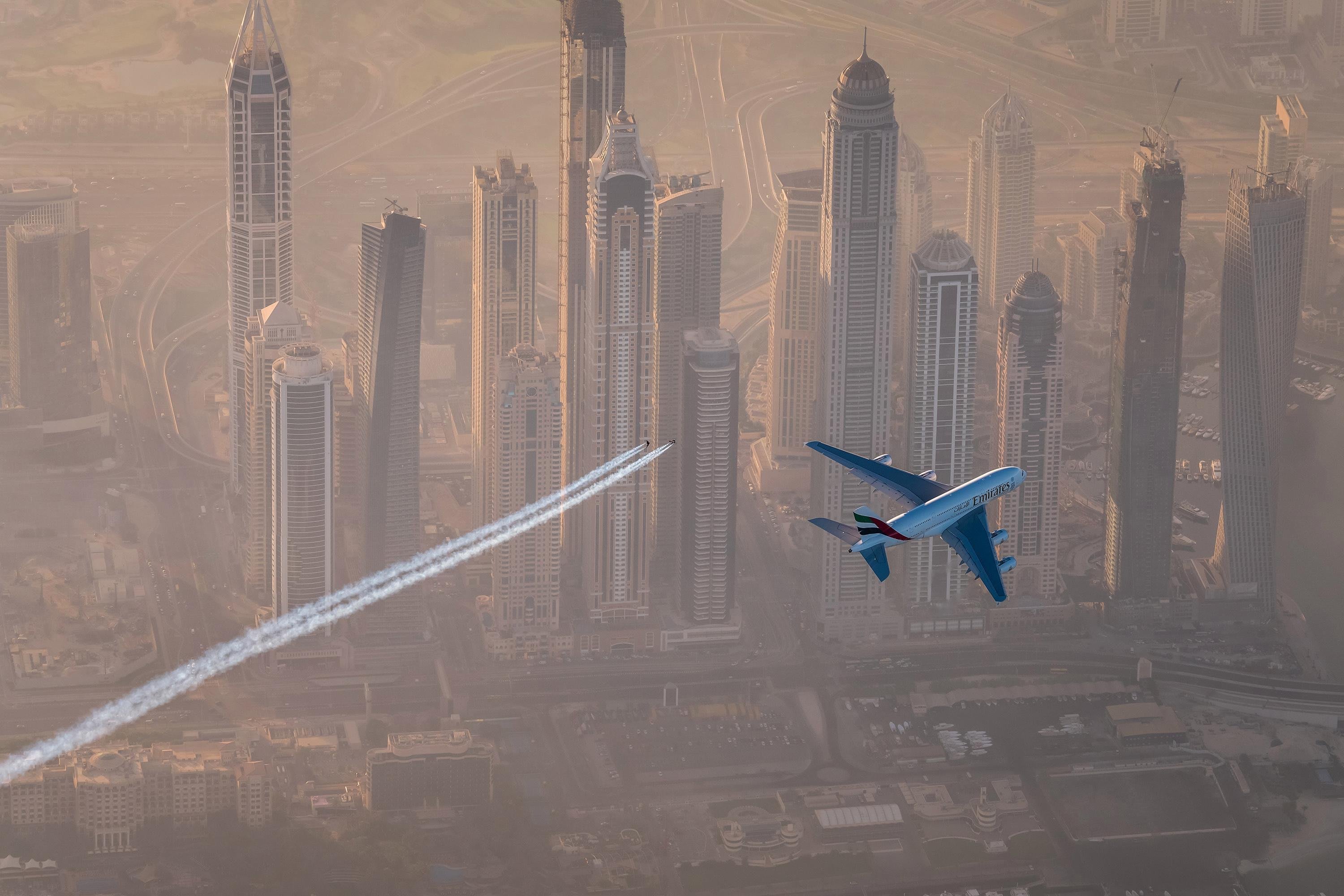 Лечу dubai. Jetman Dubai and Emirates a380. Летающие люди в Дубае. Реактивное крыло Дубаи. Самолет над городом.