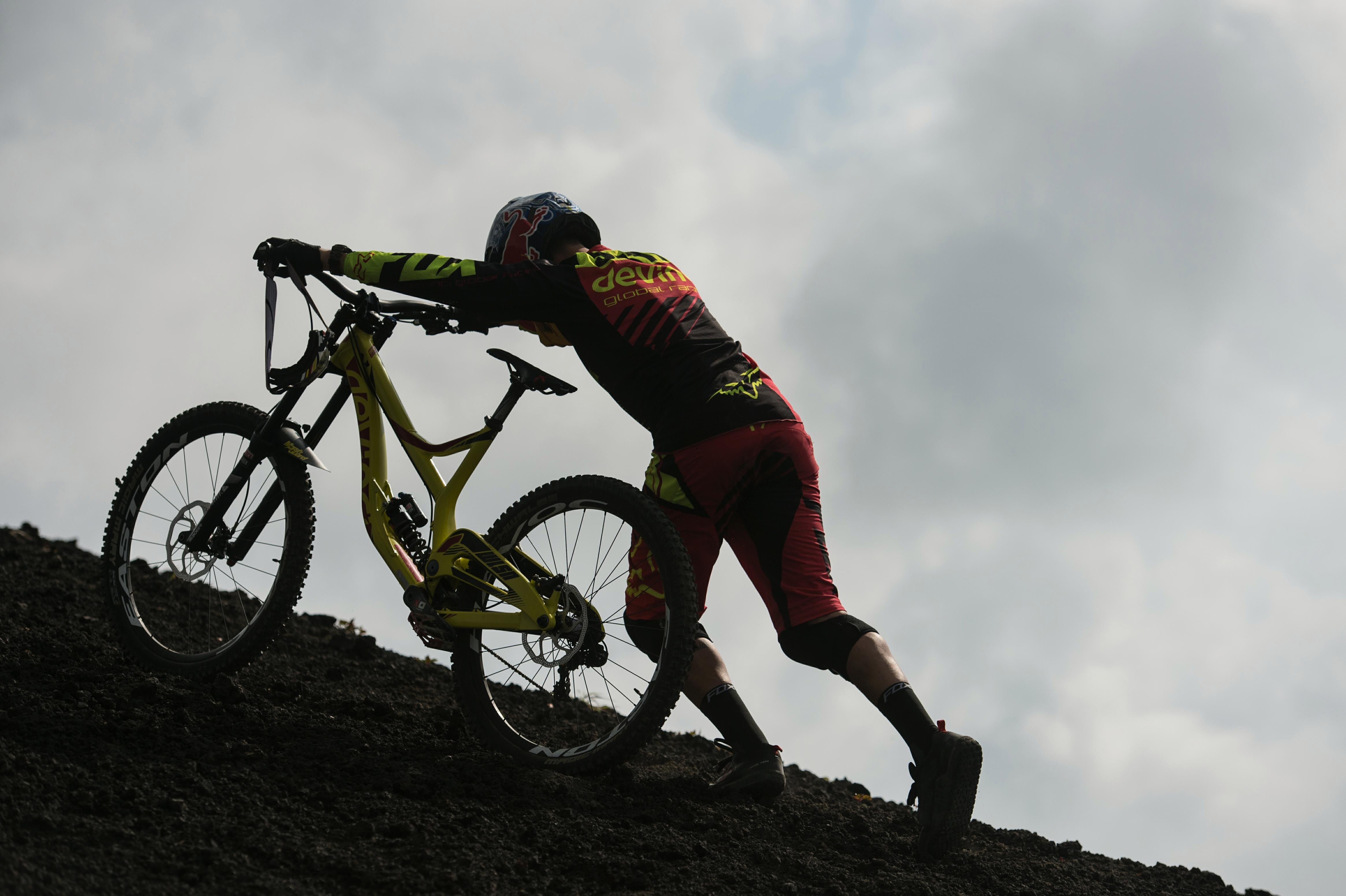 Por dentro da aventura do biker descendo um vulcão