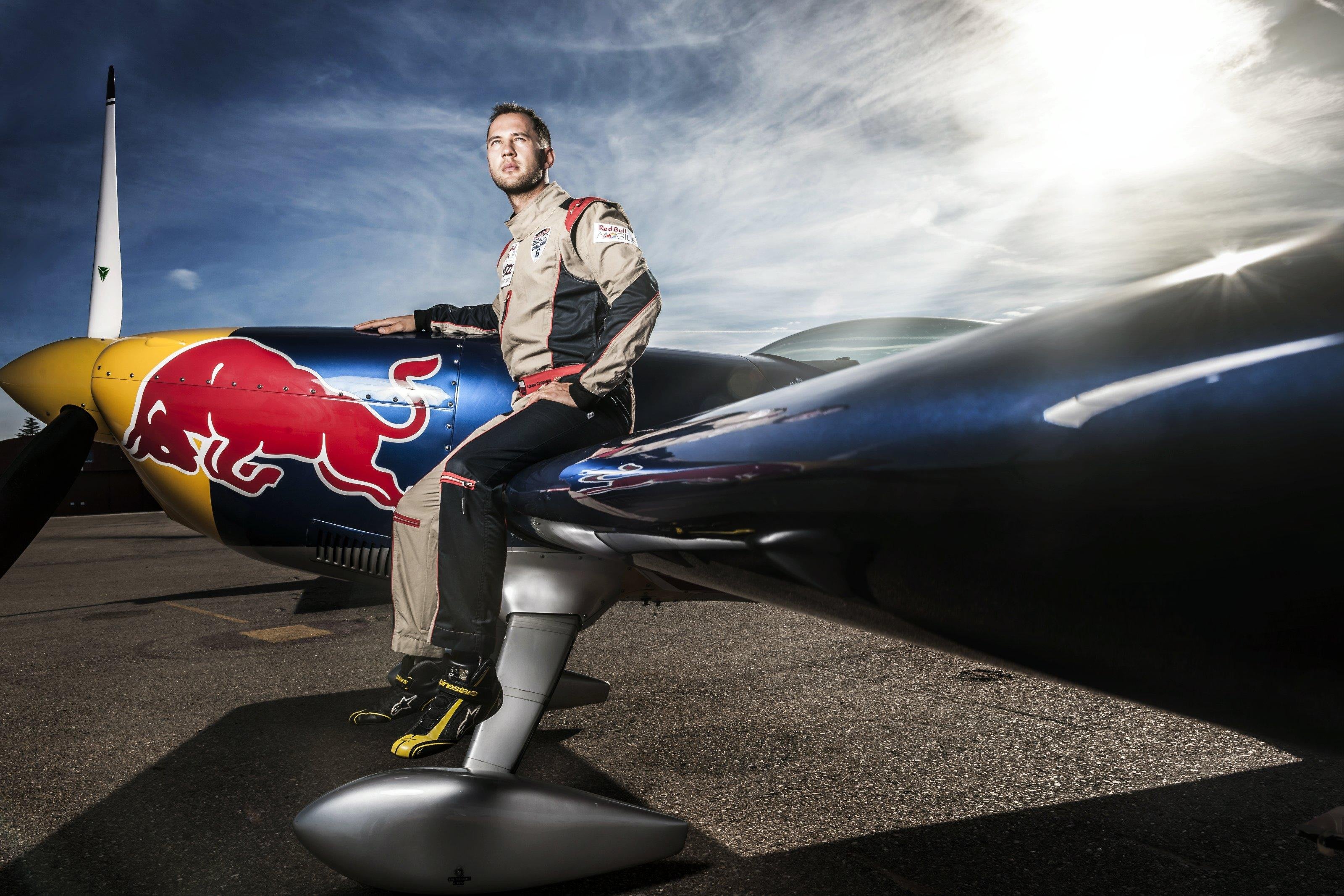 Red bull air racing. Гоночный самолёт Red bull. Самолеты Red bull Air. Red bull Air Race пилоты. Red bull Racing пилоты.