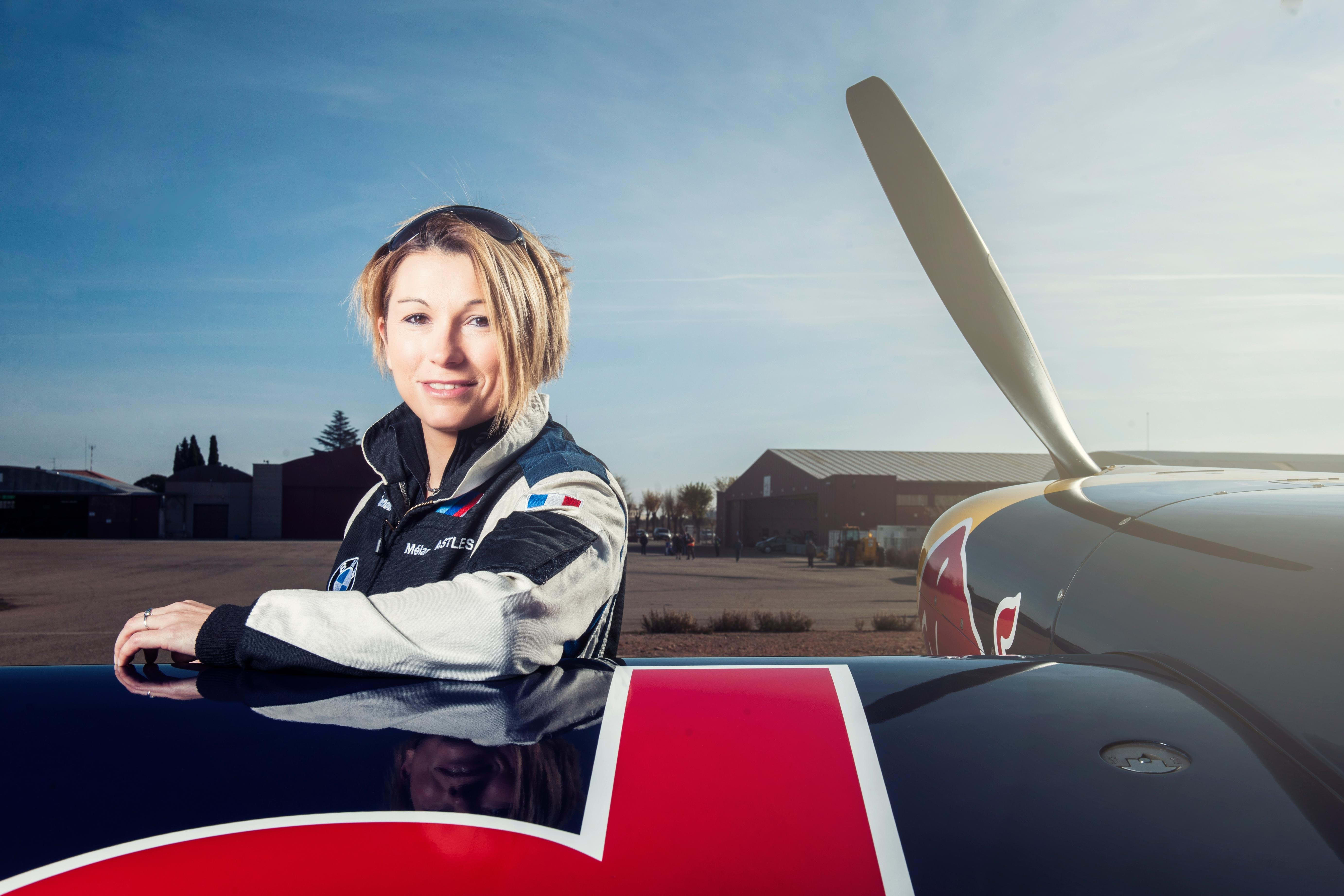 Девушка самолет парень. Мелани Астлес. Red bull Air Race пилоты. Даша Пономарева пилотесса. Пилотесса Амели.