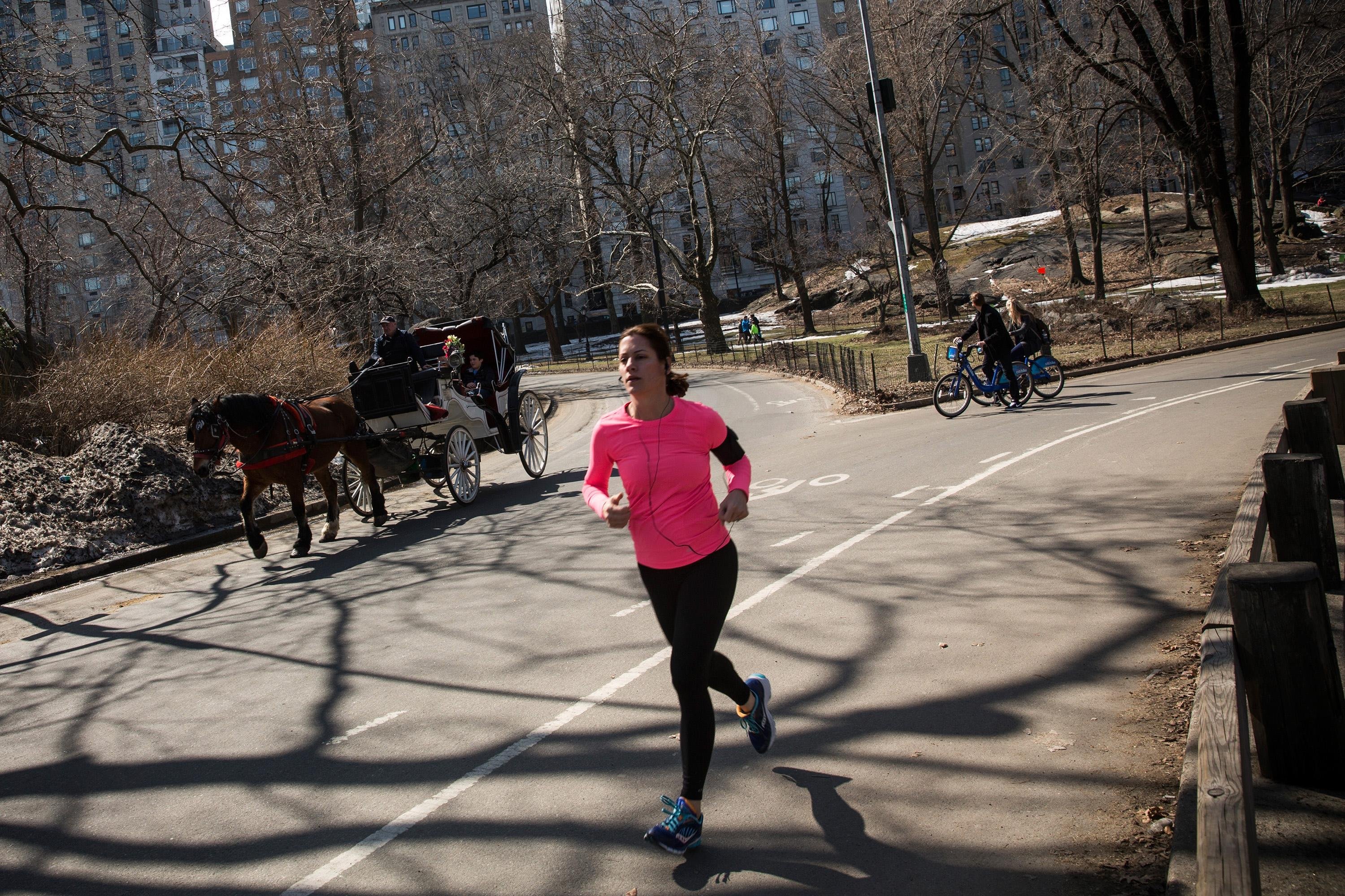 Бегун в лосинах. Рай для бега. Run 5 km. 5 минут бега. Бег девушки.