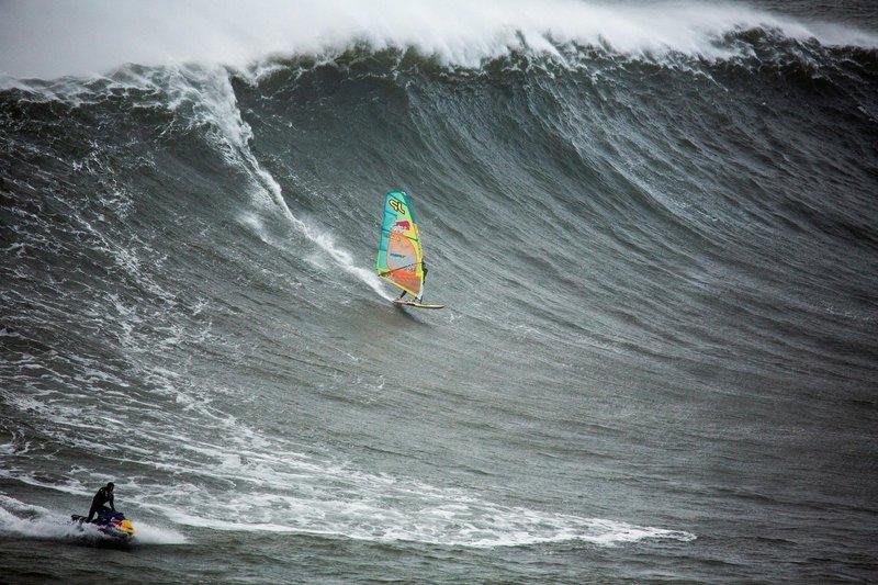 Windsurfista Polakow desafia ondas gigantes em Nazaré