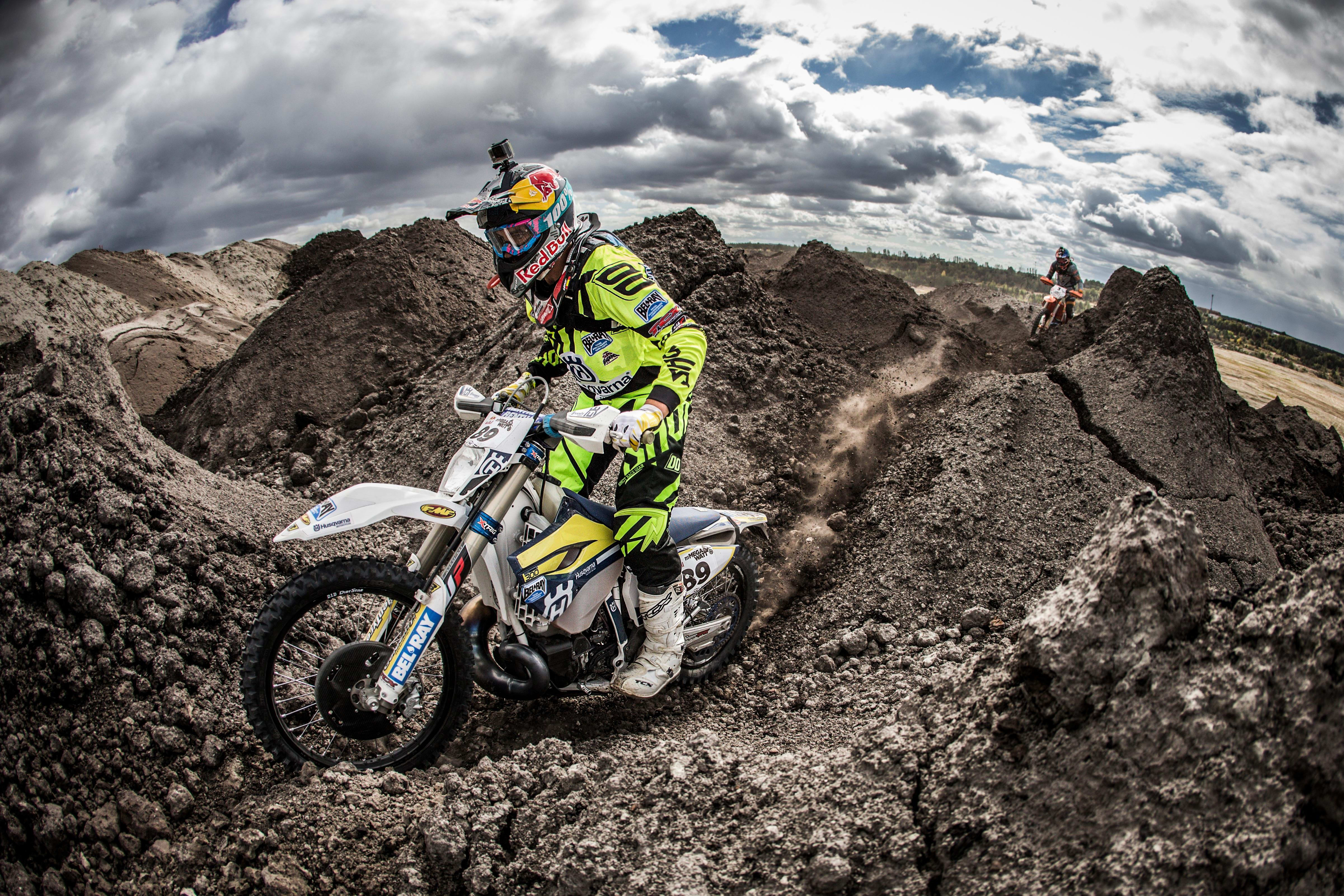 Enduro racing. КТМ Хард эндуро 2024. Мотокросс эндуро. Мотоциклы эндуро редбул. Extreme 2 мотокросс.