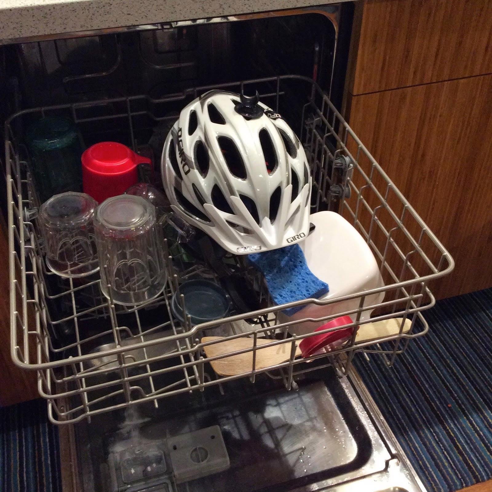 Какую посуду нельзя мыть в посудомоечной. Посуда в посудомойке. Приспособления для посудомоечной машины. Пластиковая посуда в посудомоечной машине. Пластиковый контейнер в посудомоечной машине.