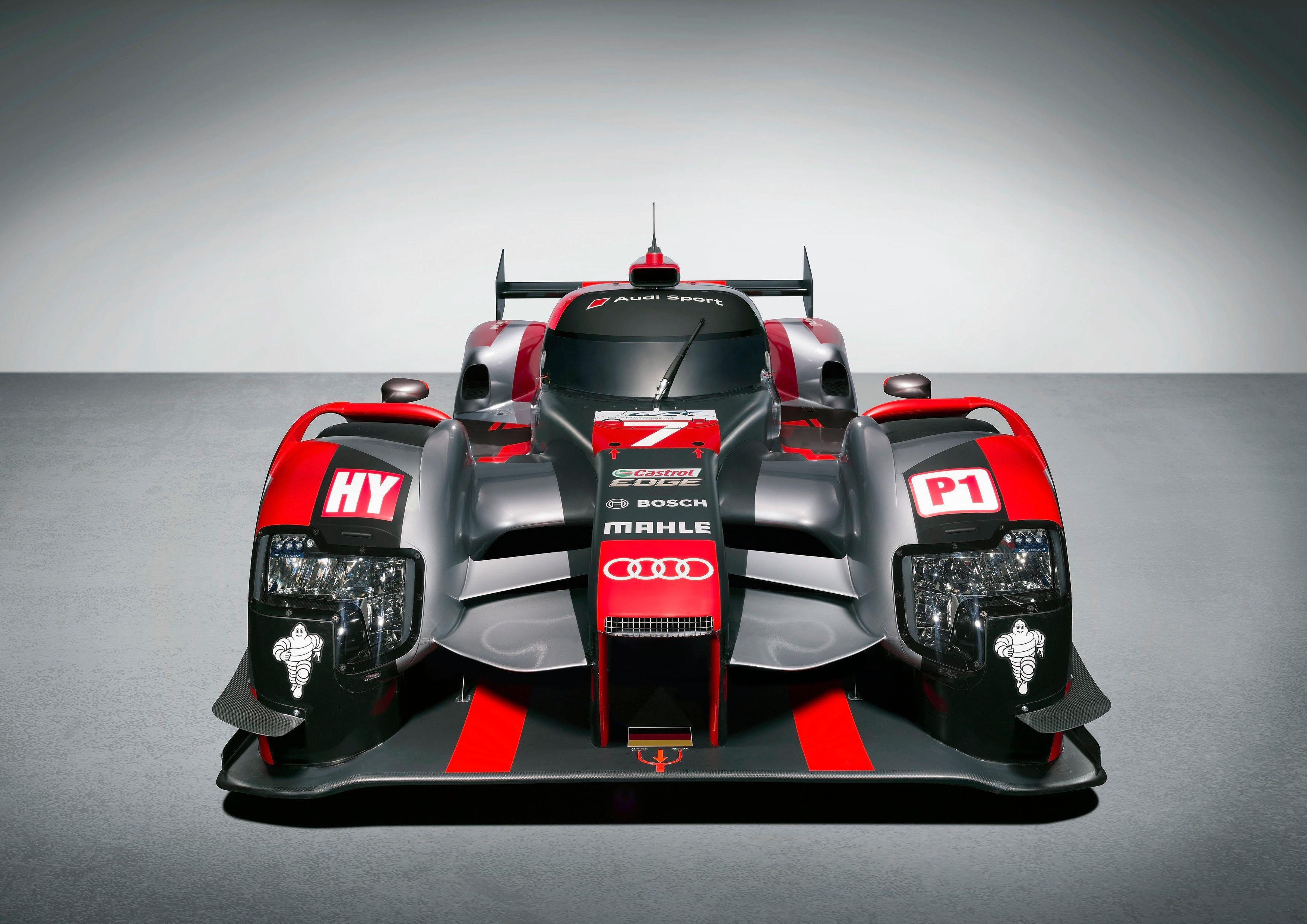 R18 Race Car Racing