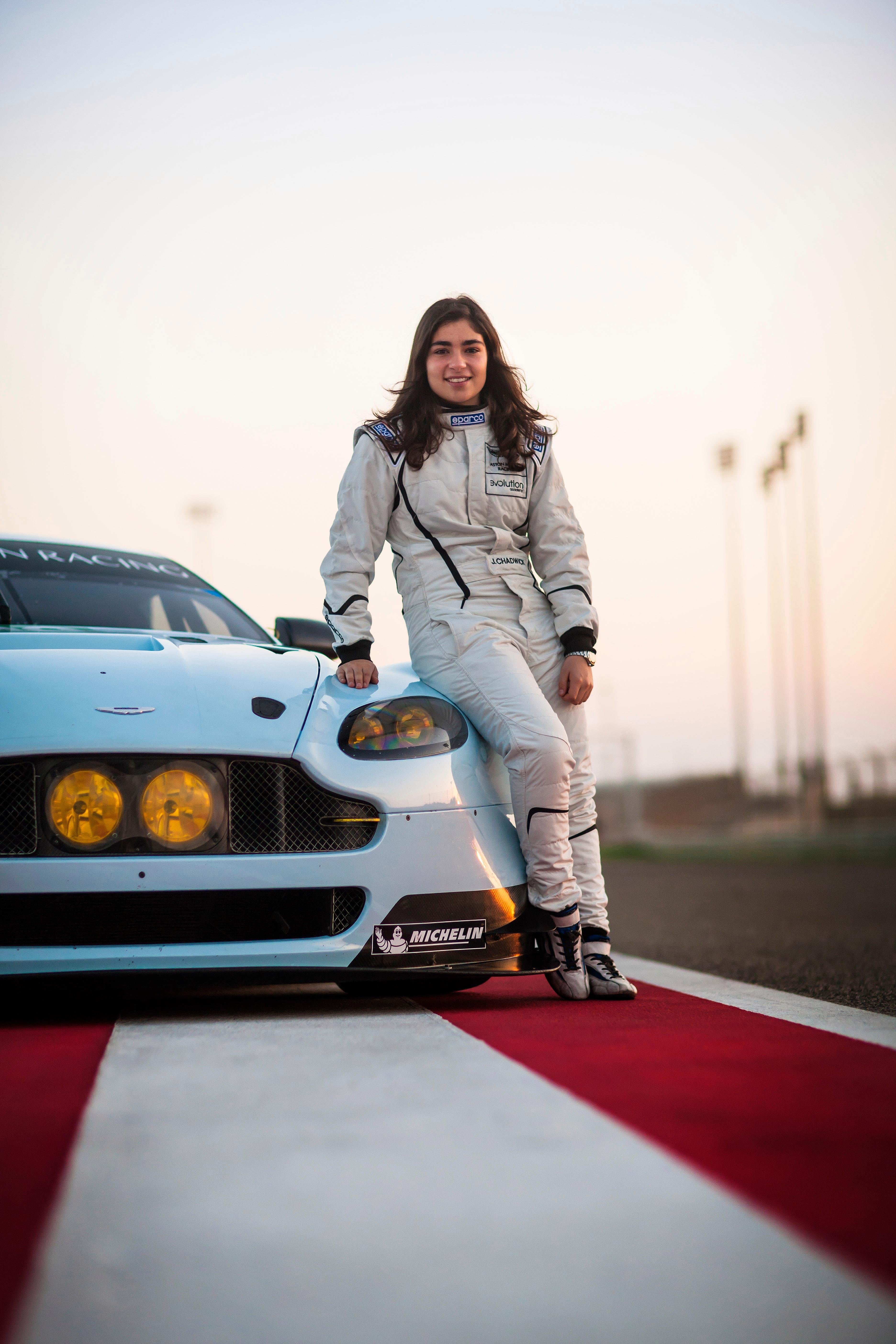 最新情報 2016.4.27 | 400馬力のモンスターマシンを乗りこなす17歳の女子 F1