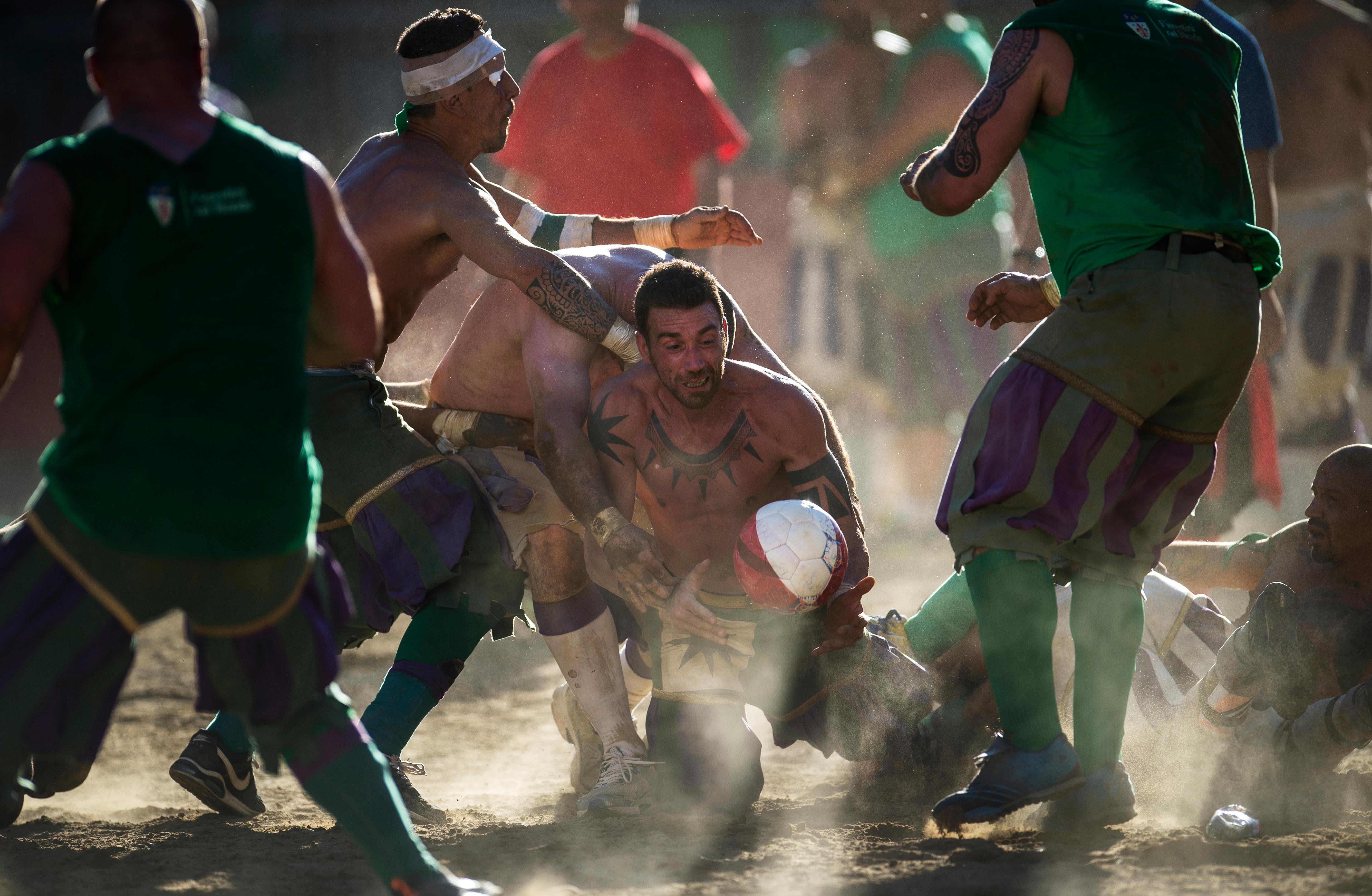 Calcio storico Fiorentino фото красивого прохода команды