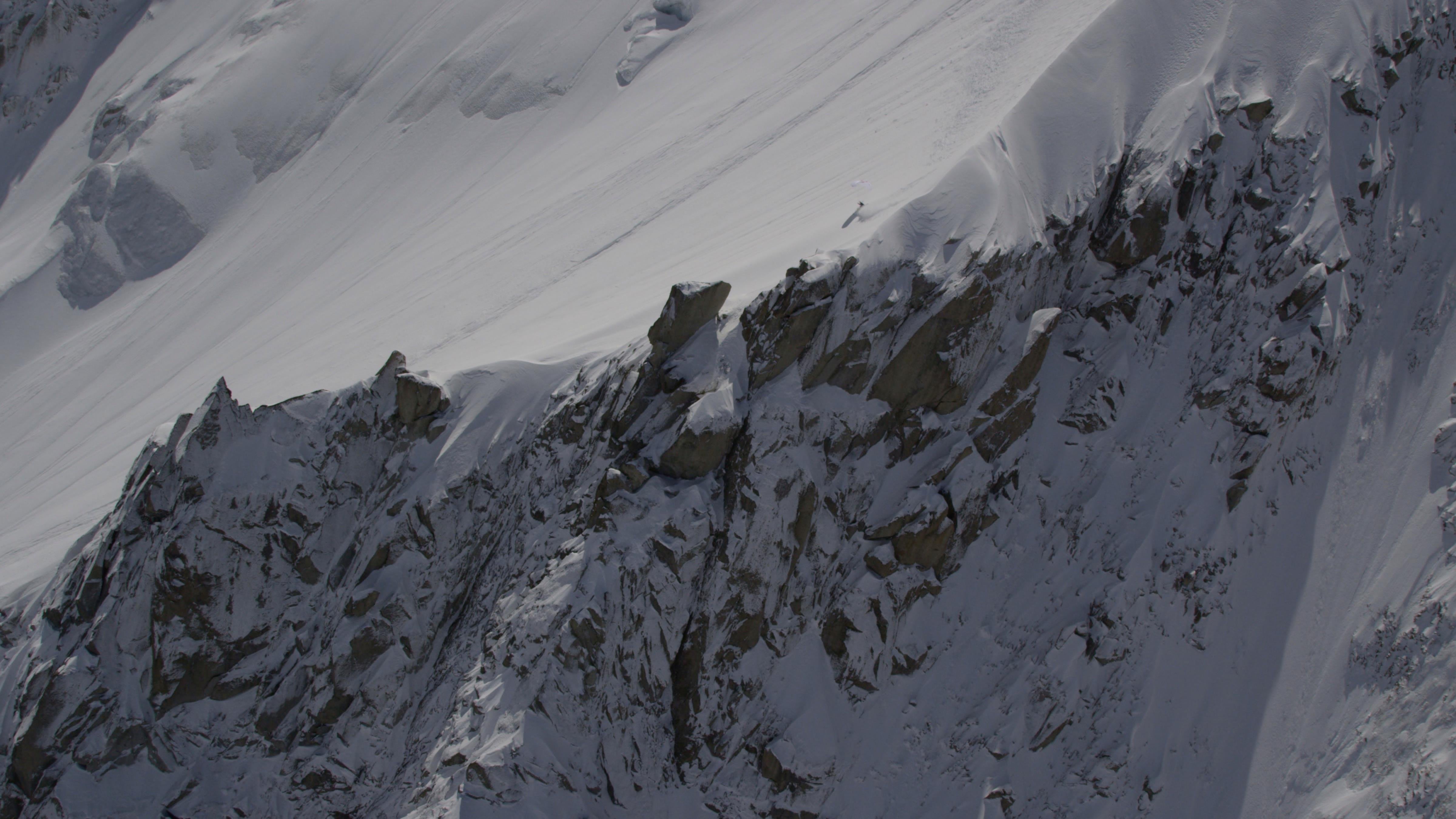 降速滑雪手飛越雪崩