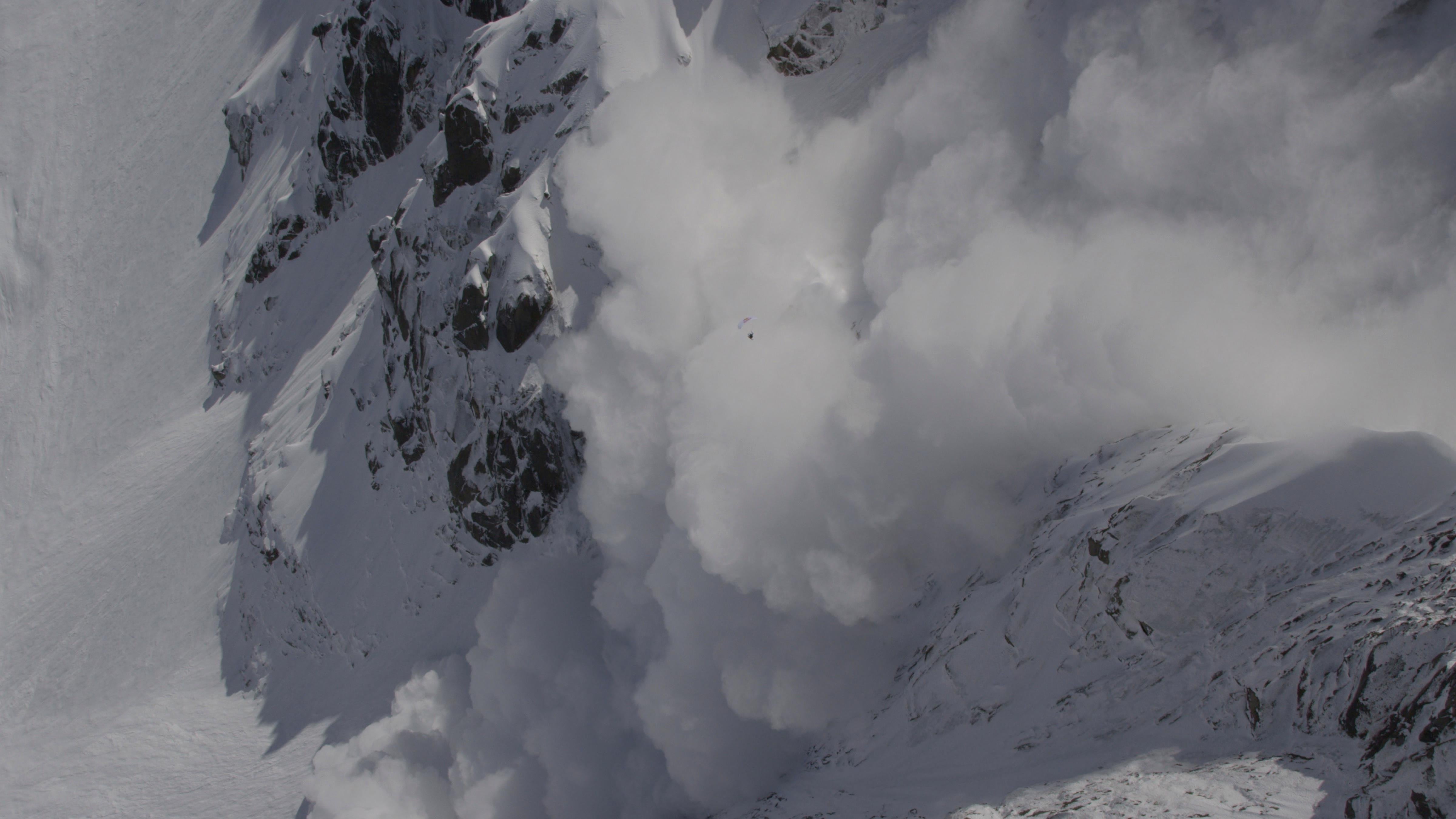 降速滑雪手飛越雪崩