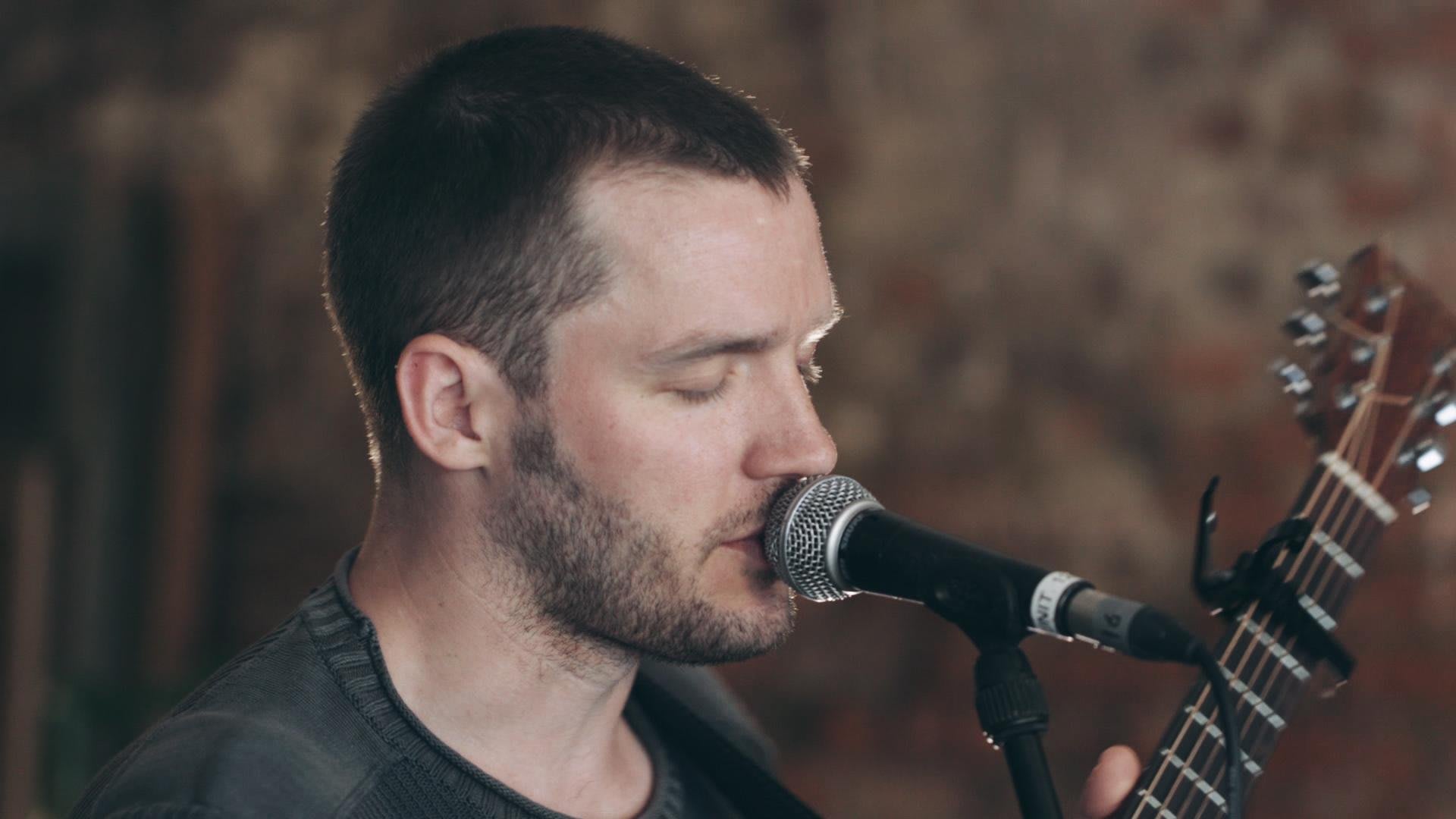 Reuben Singer UK singer-songwriter Reuben Hollebon performs live