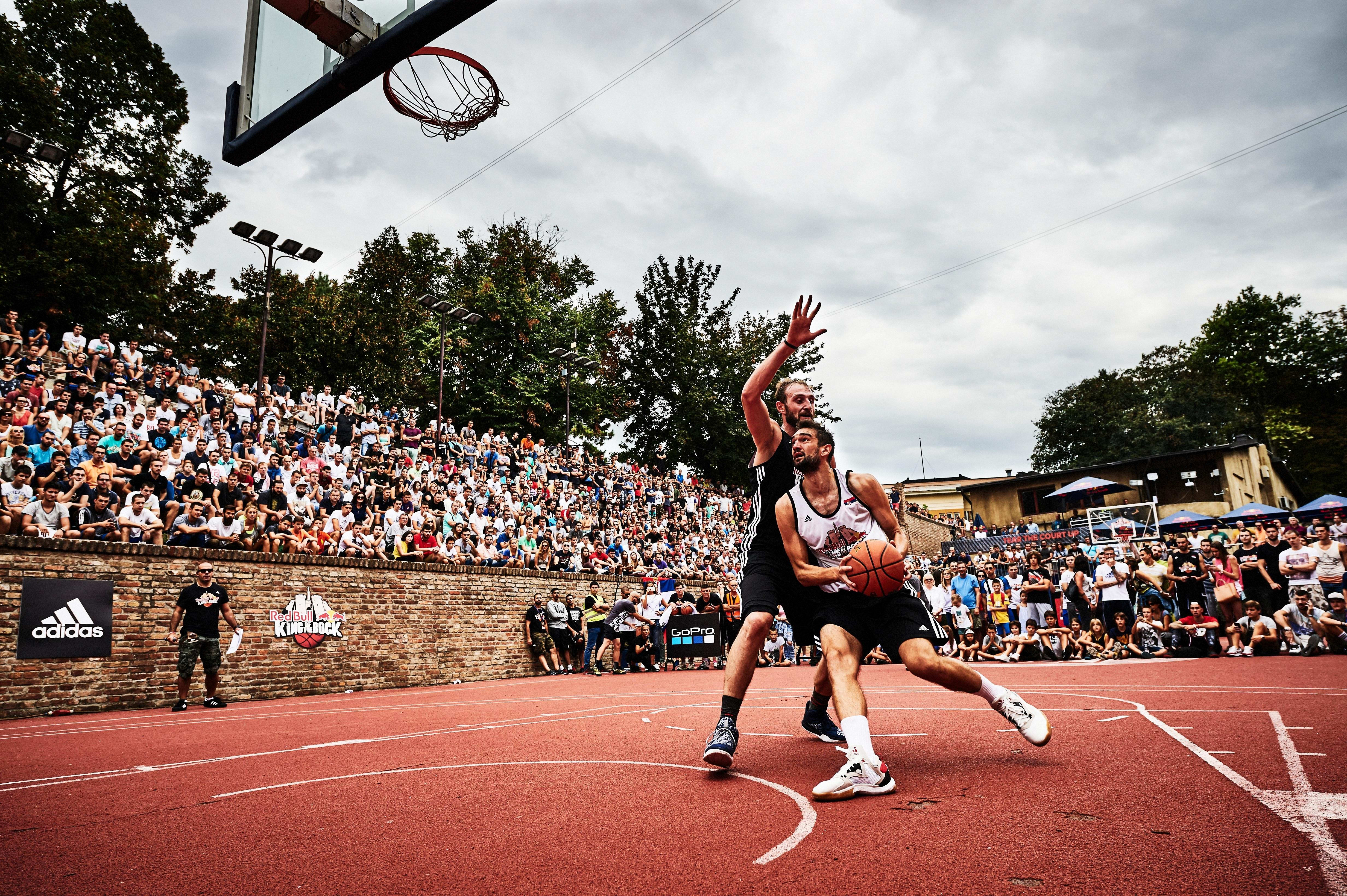 1 баскетболисте. Red bull King of the Court баскетбол. Баскетбол Калемегдан Белград. Стритбол. Red bulls баскетбол.