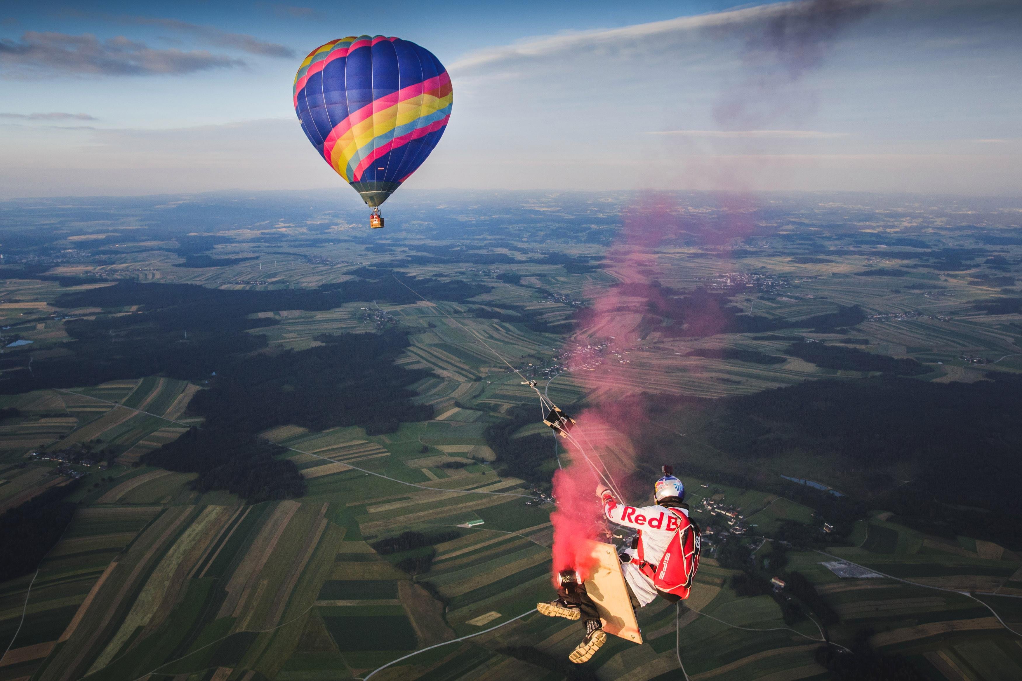 Высота 1800 метров. Воздушный шар парашютист. Ред Булл парашют. Воздушные 2 человекам. Обои Lenovo redbull парашютист на качелях воздушный шар.