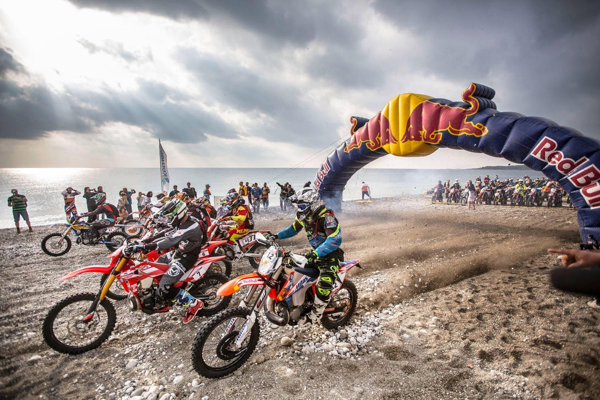 Enduro race. Эндуро Red bull. Рейсер эндуро ред Булл. Ред Булл эндуро гонка. Red bull трек эндуро.