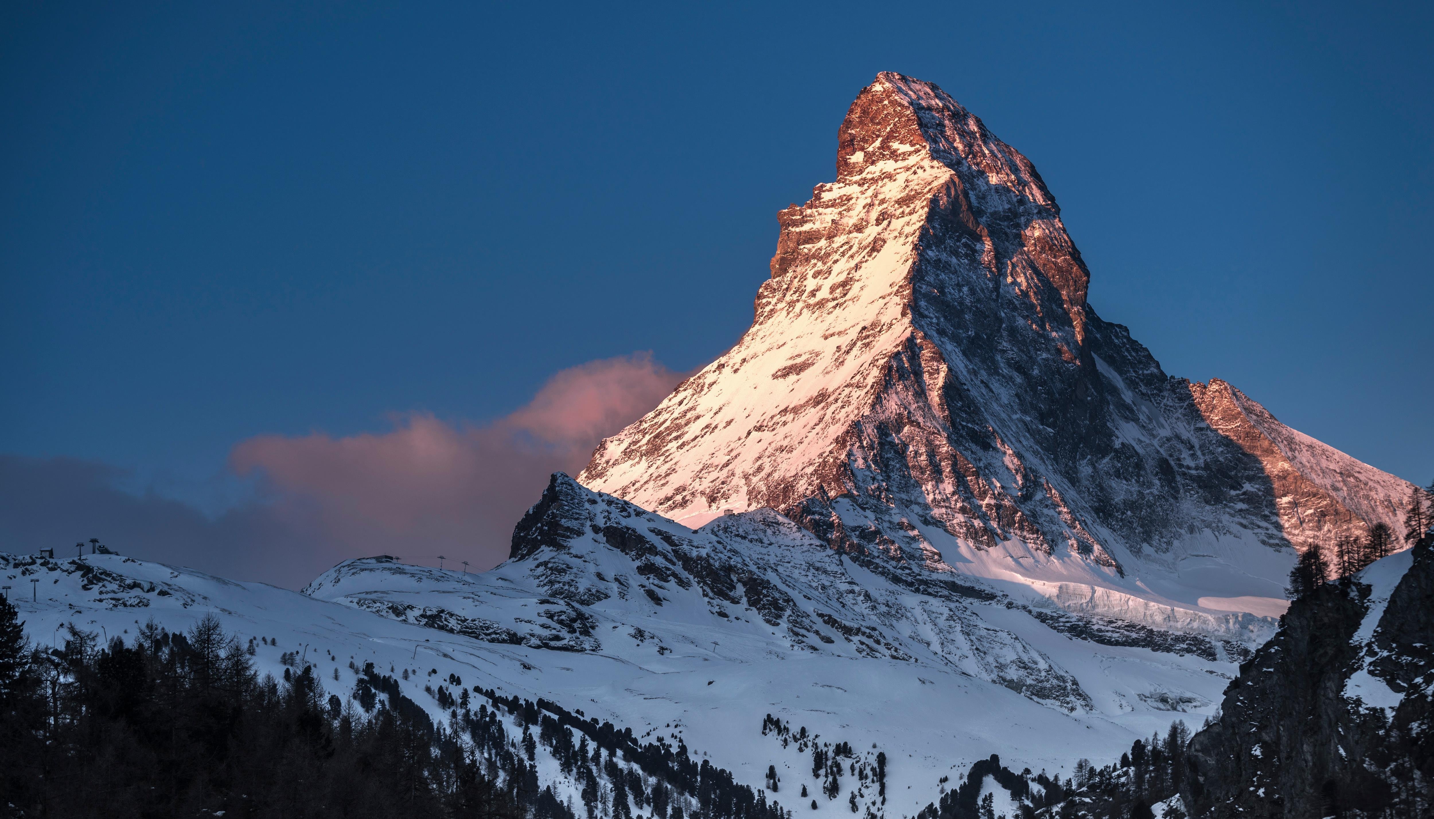 Известные горы. Matterhorn гора в Швейцарии. Пик Маттерхорн Швейцария. Вершина Альп Маттерхорн. Знаменитая гора в Швейцарии Маттерхорн.