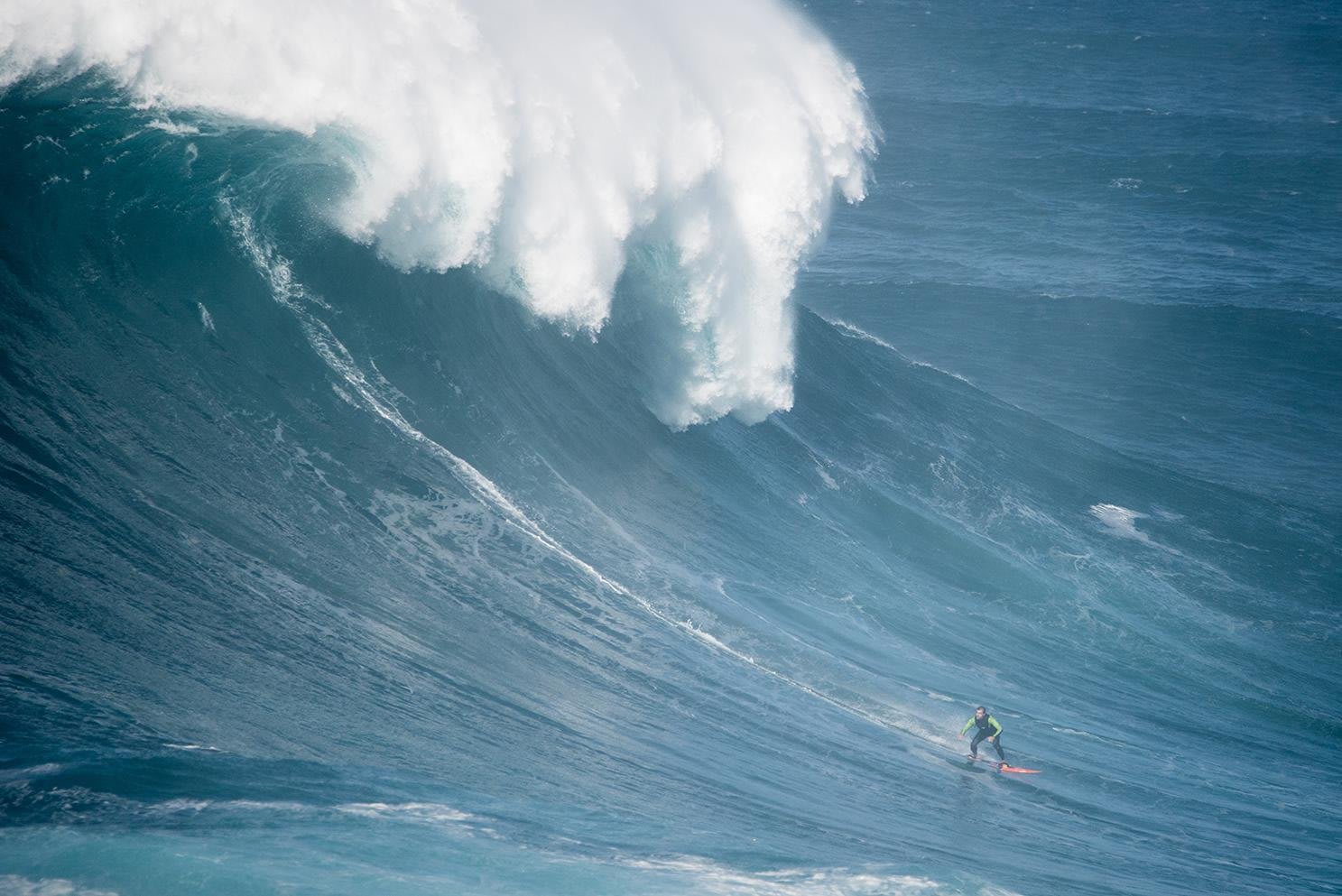 Ouverture de la saison de surf grosses vagues à Nazaré