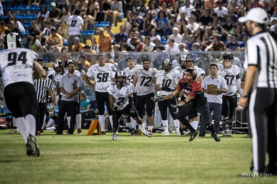 Conceito esportivo jogadores de futebol americano vão jogar ia generativa