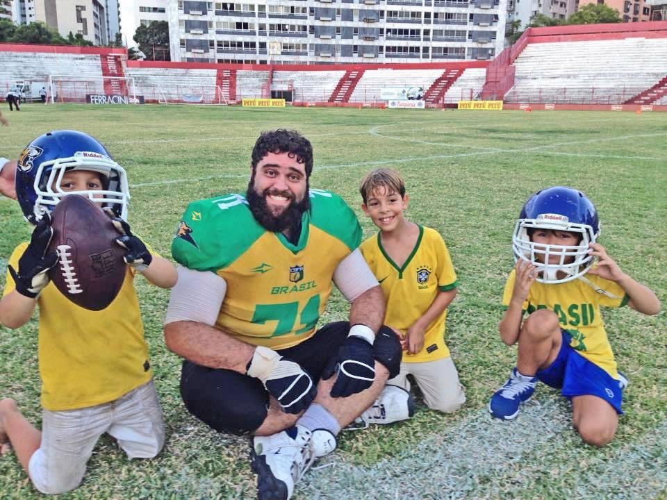 A vida por trás do capacete de futebol americano