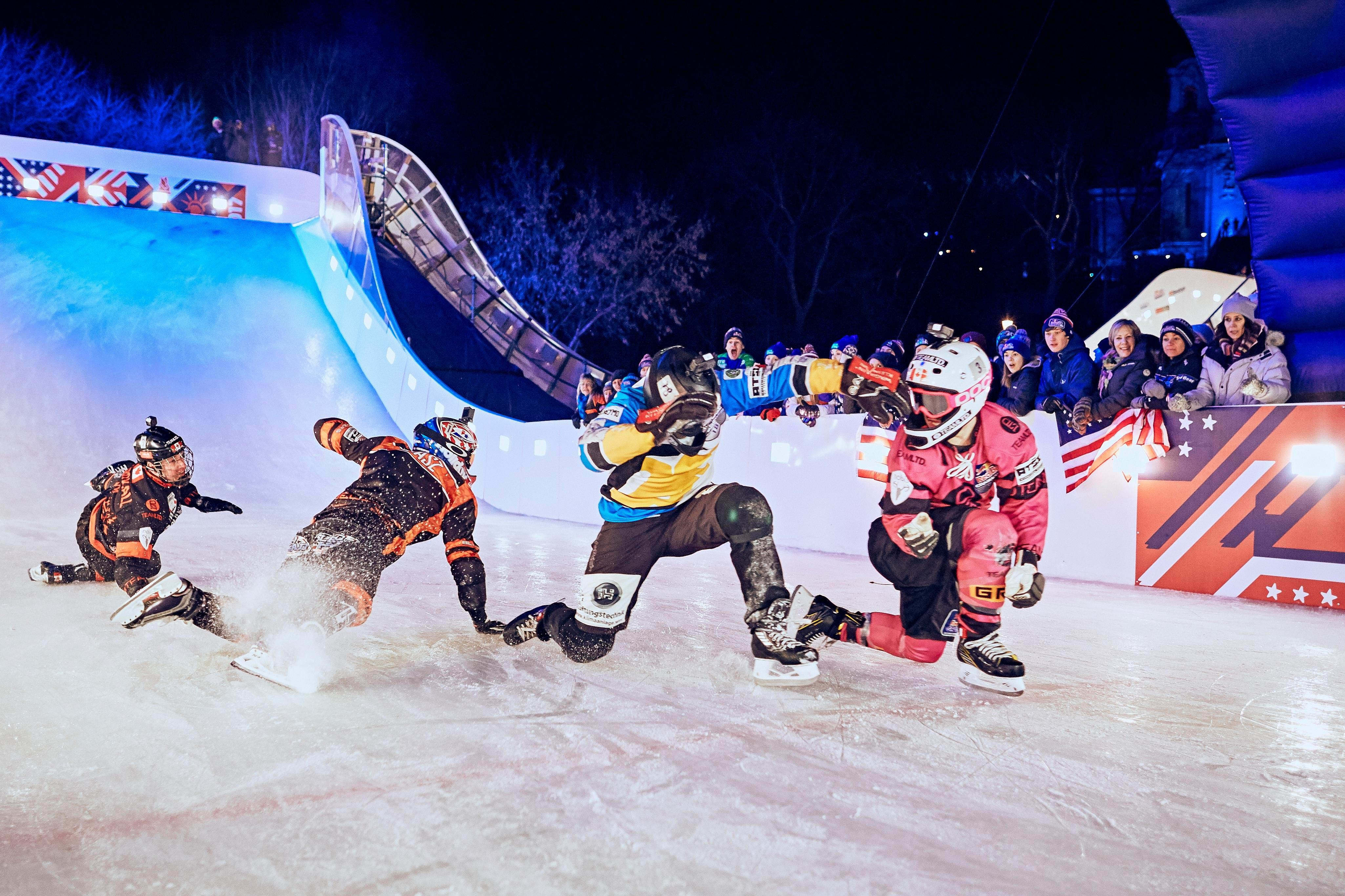 Айс кросс. Айс кросс даунхилл. Red bull crashed Ice. Спуск на коньках с горы. Скоростной спуск на коньках.