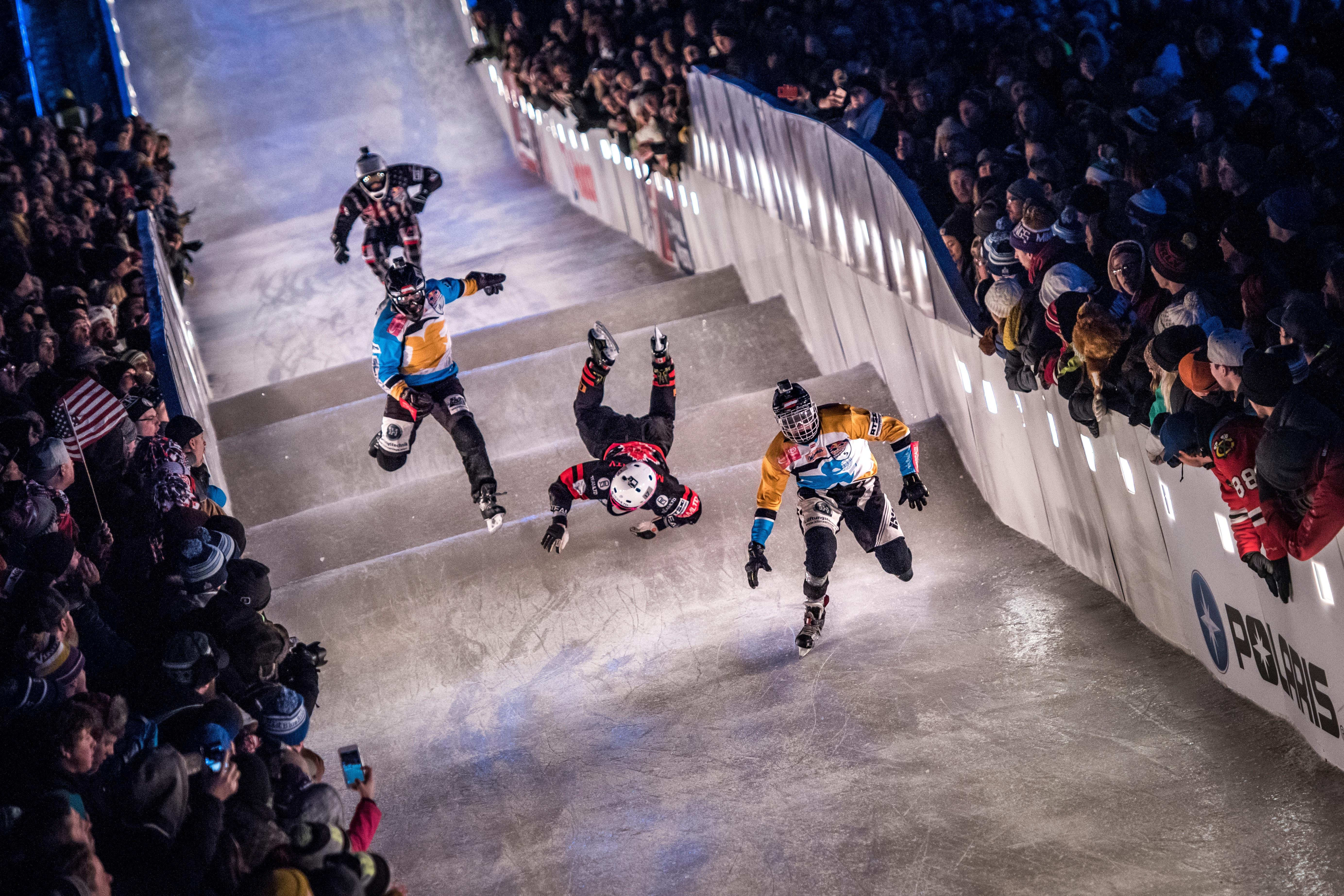 Айс кросс. Айс кросс даунхилл. Red bull crashed Ice. Ice Cross Downhill трасса. Гонки на коньках Red bull.