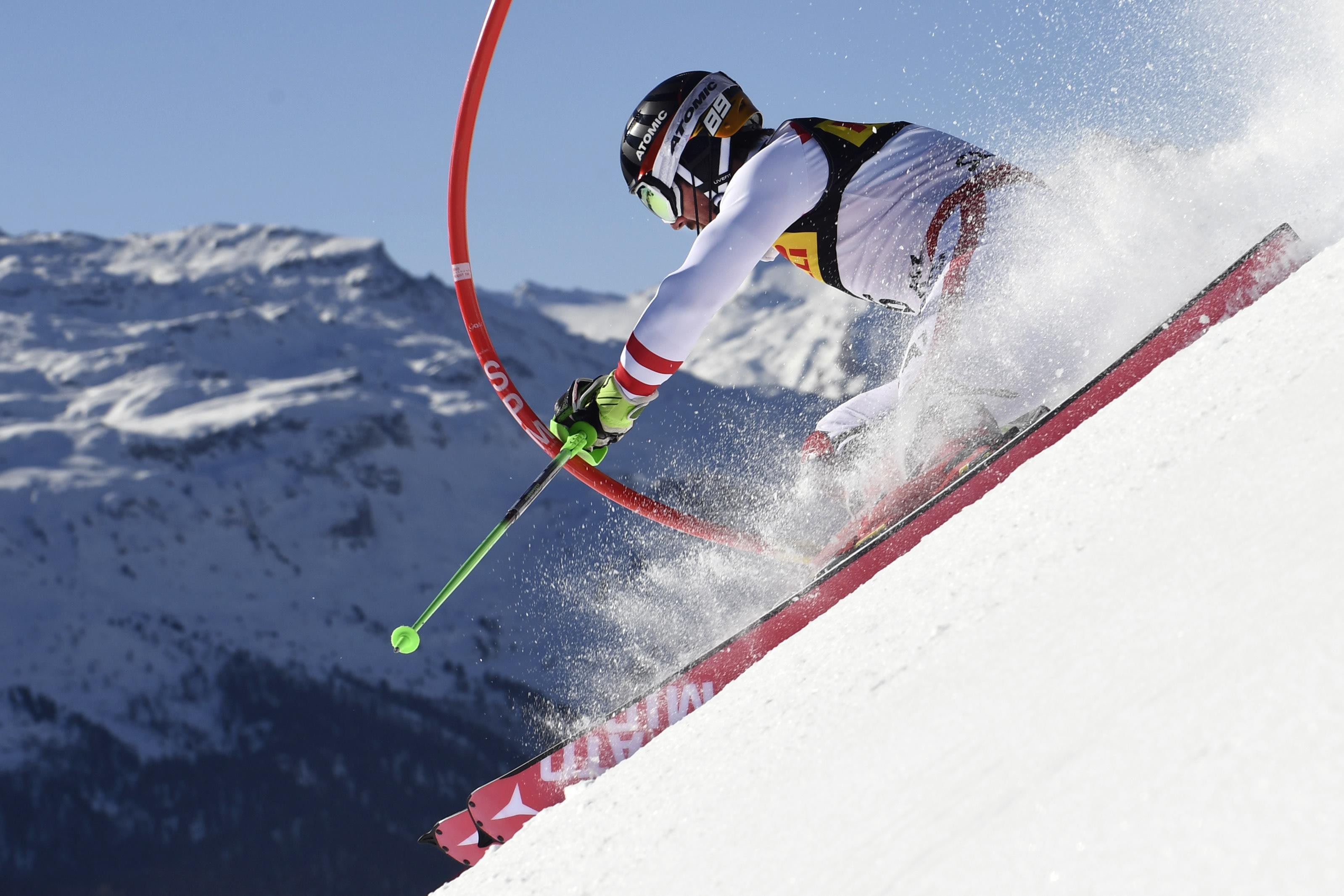 Лыжи для слалома. Слалом горнолыжный спорт Хиршер. Тони Зайлер слалом. Atomic горнолыжка лыжи. Горнолыжник удачный финиш.