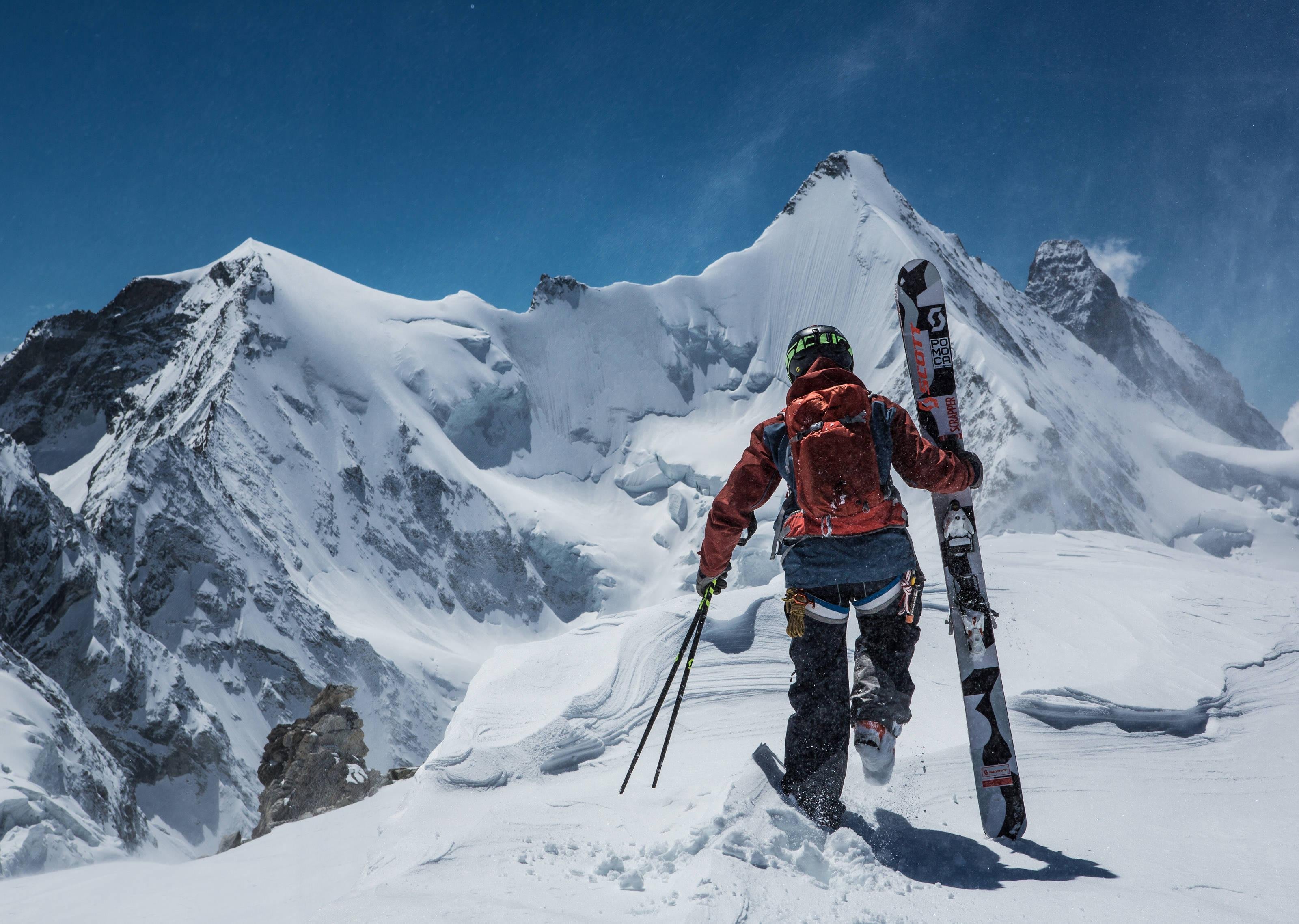 Skier перевод. Фрирайдер ски. Лыжник фрирайдер. Знаменитые фрирайдеры. Red bull горы лыжи.