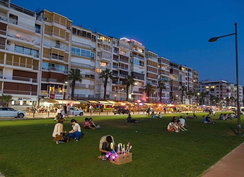 Universite Okunacak En Iyi Sehir Izmir Mi Red Bull