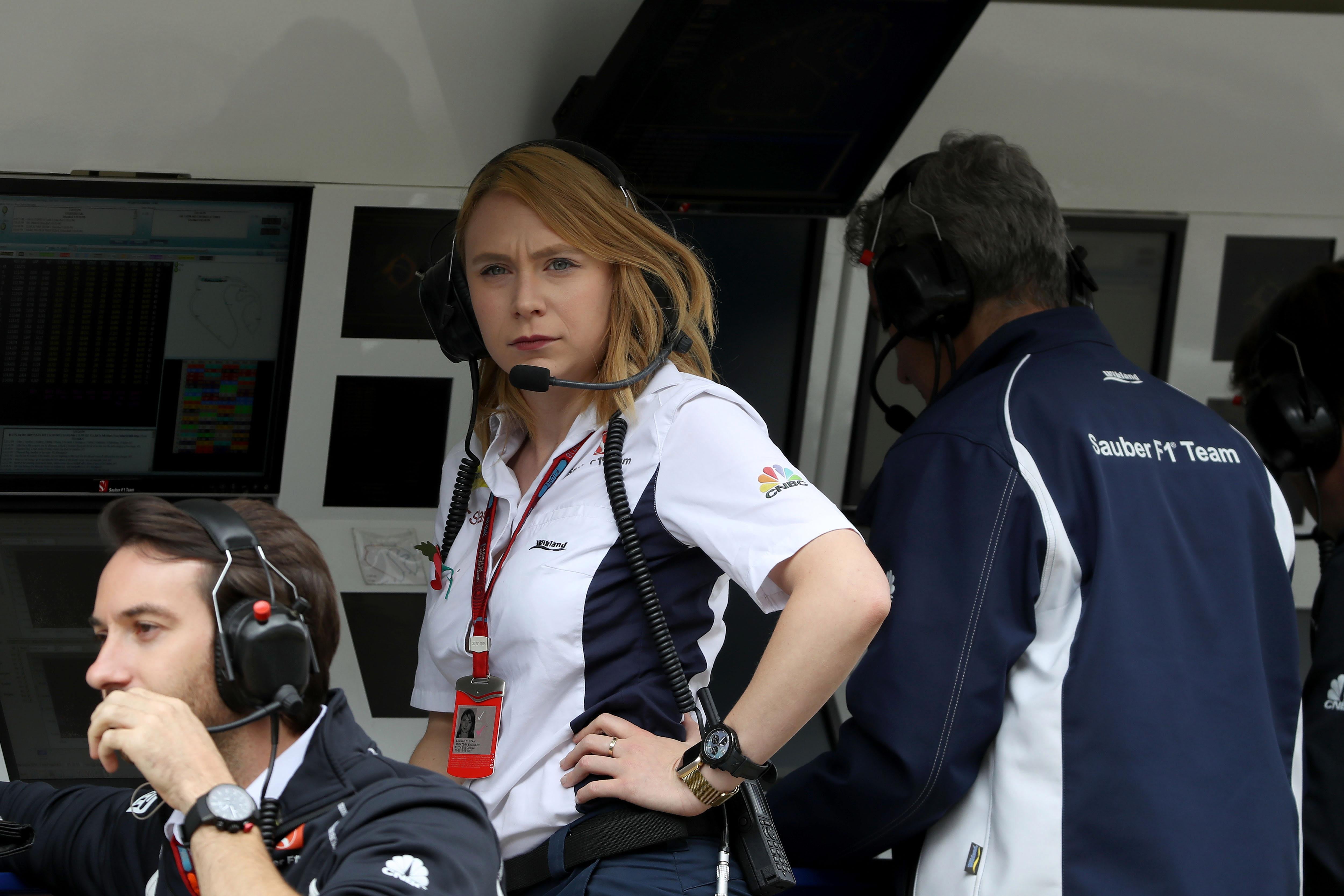 F1女性スタッフ 