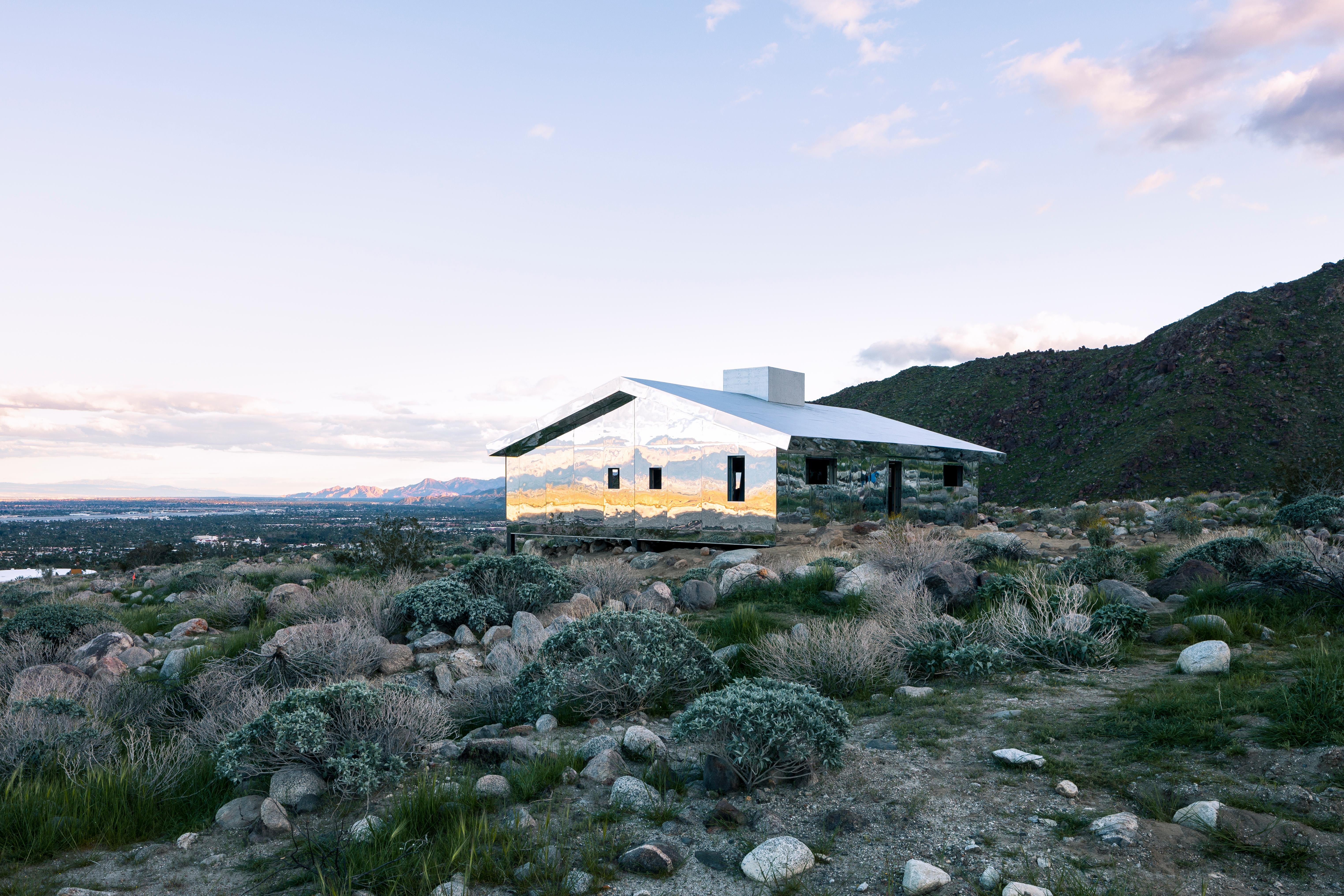 Мираж дома. Desert House Калифорния. Дом невидимка Калифорния. Дом невидимка в США. Вилла в долине смерти в Калифорнии.