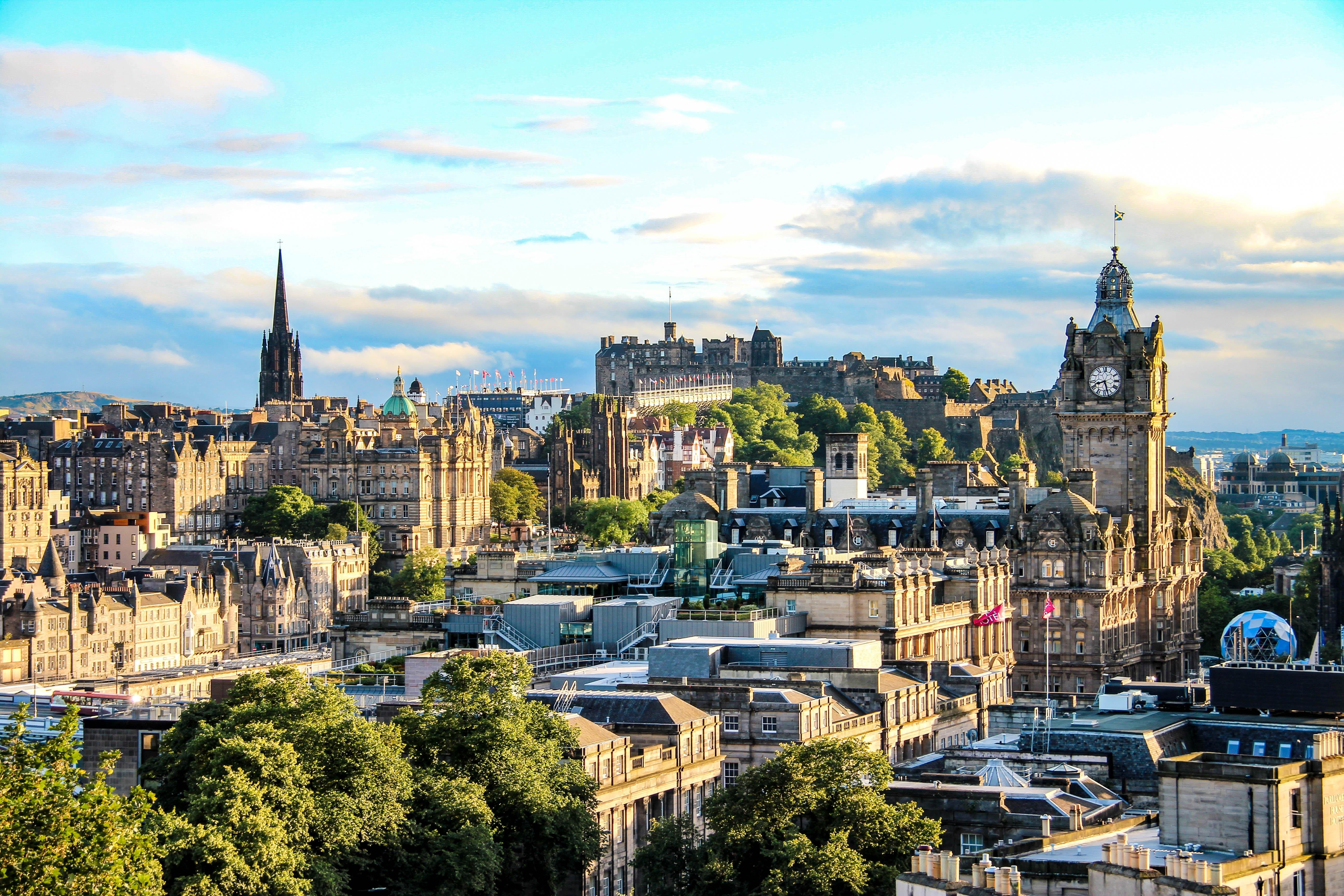 Paris edimbourg. Калтон Хилл Эдинбург. Шотландия Эдинбург. Edinburgh столица. Эдинбург сверху.