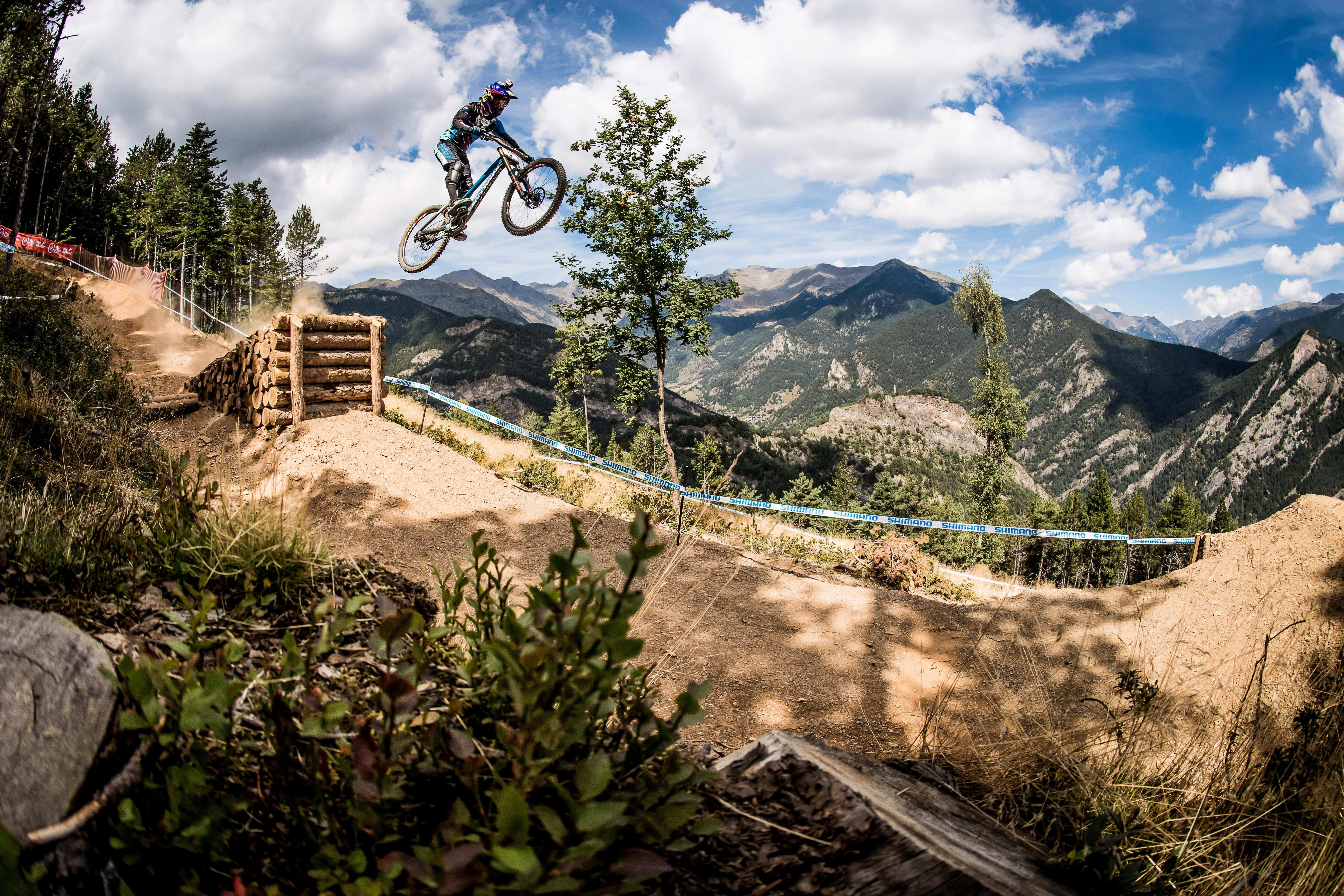 Mountains downhill. Даунхилл Калифорния. Даунхилл Турция. Даунхилл (скоростной спуск). Трасса для даунхилла.