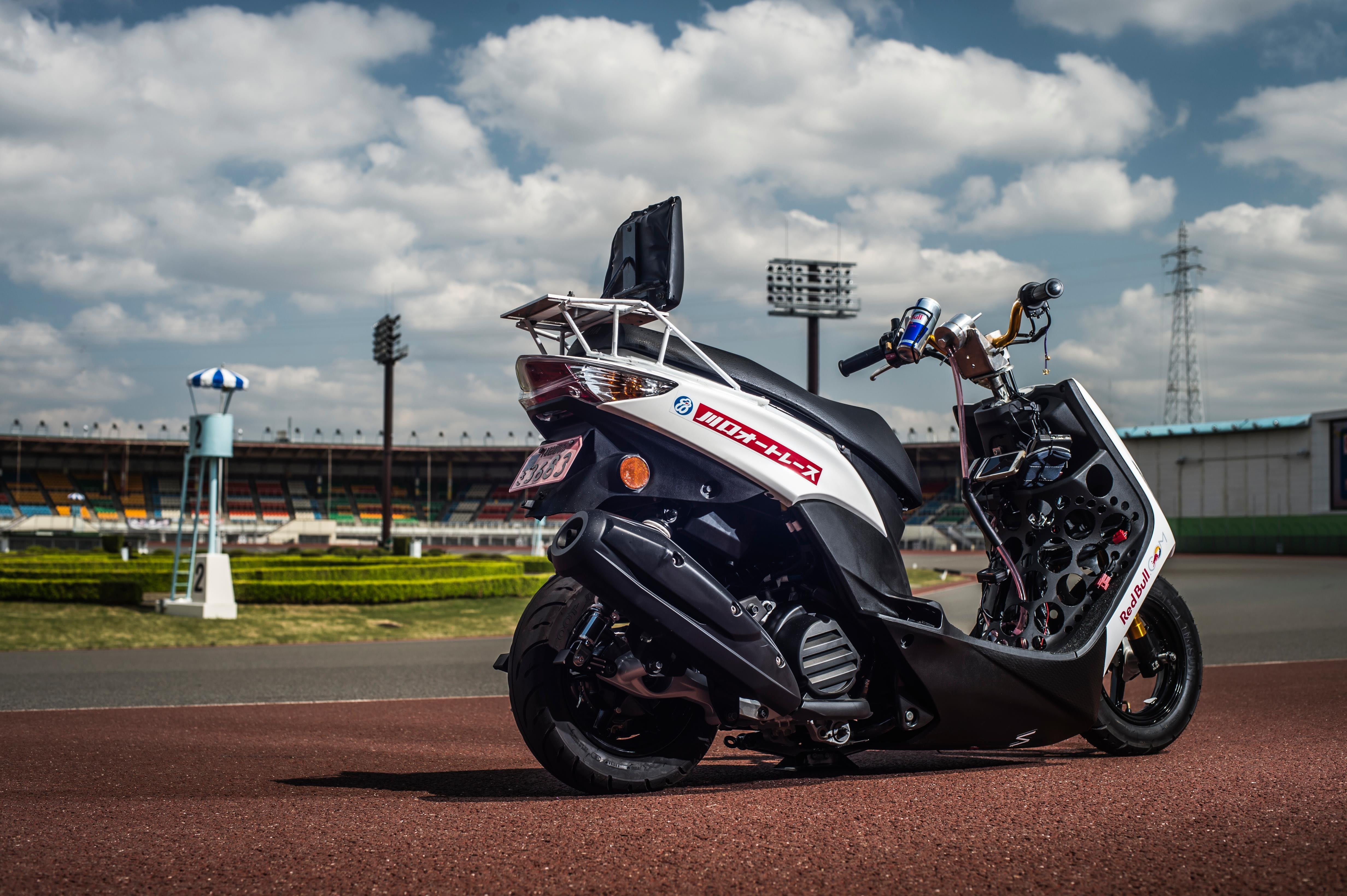 Wheelie King】世界で唯一、500kmを後輪だけで走り続けた原付スクーター